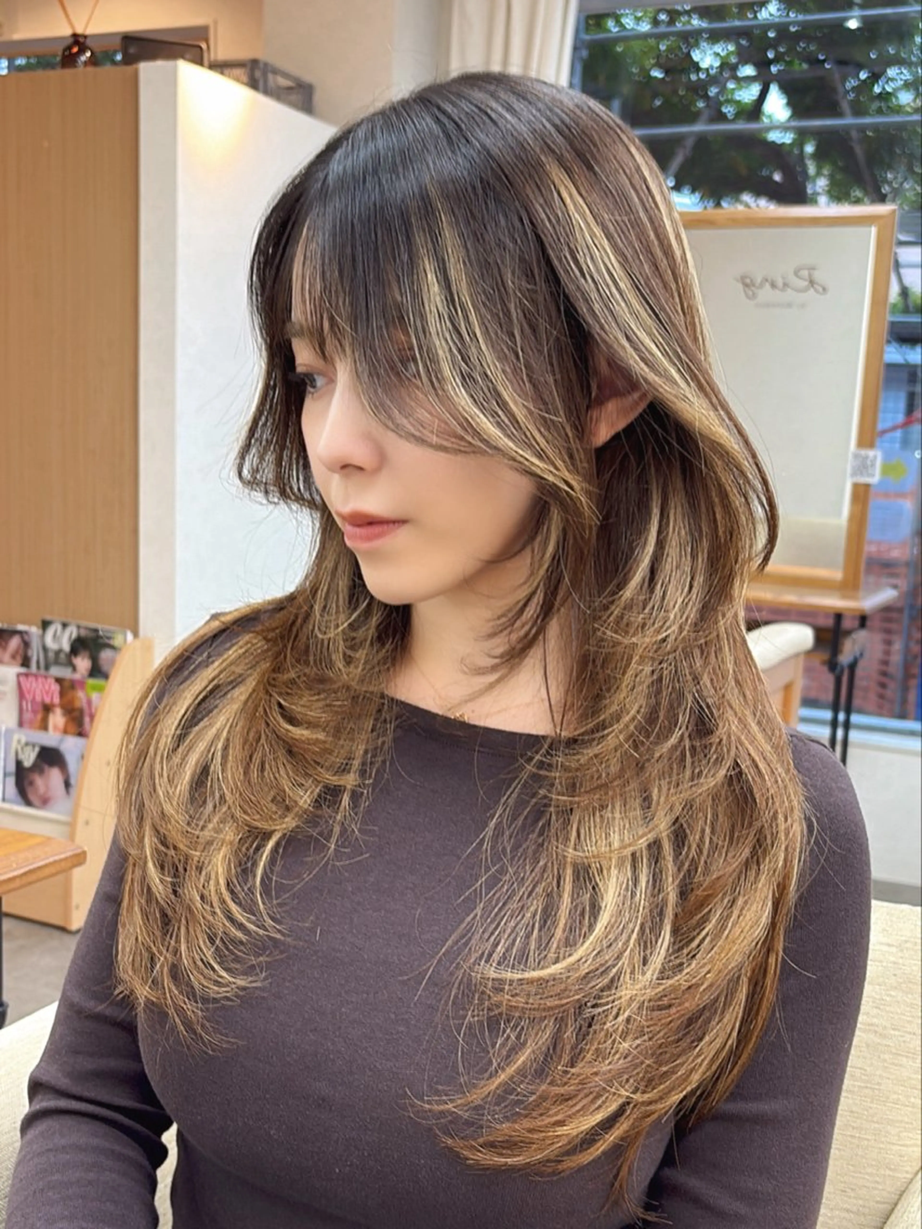 ロング レイヤーカット カット ヘアカラー トリートメント issy/ハイライト ハイトーン／レイヤーのヘアスタイル