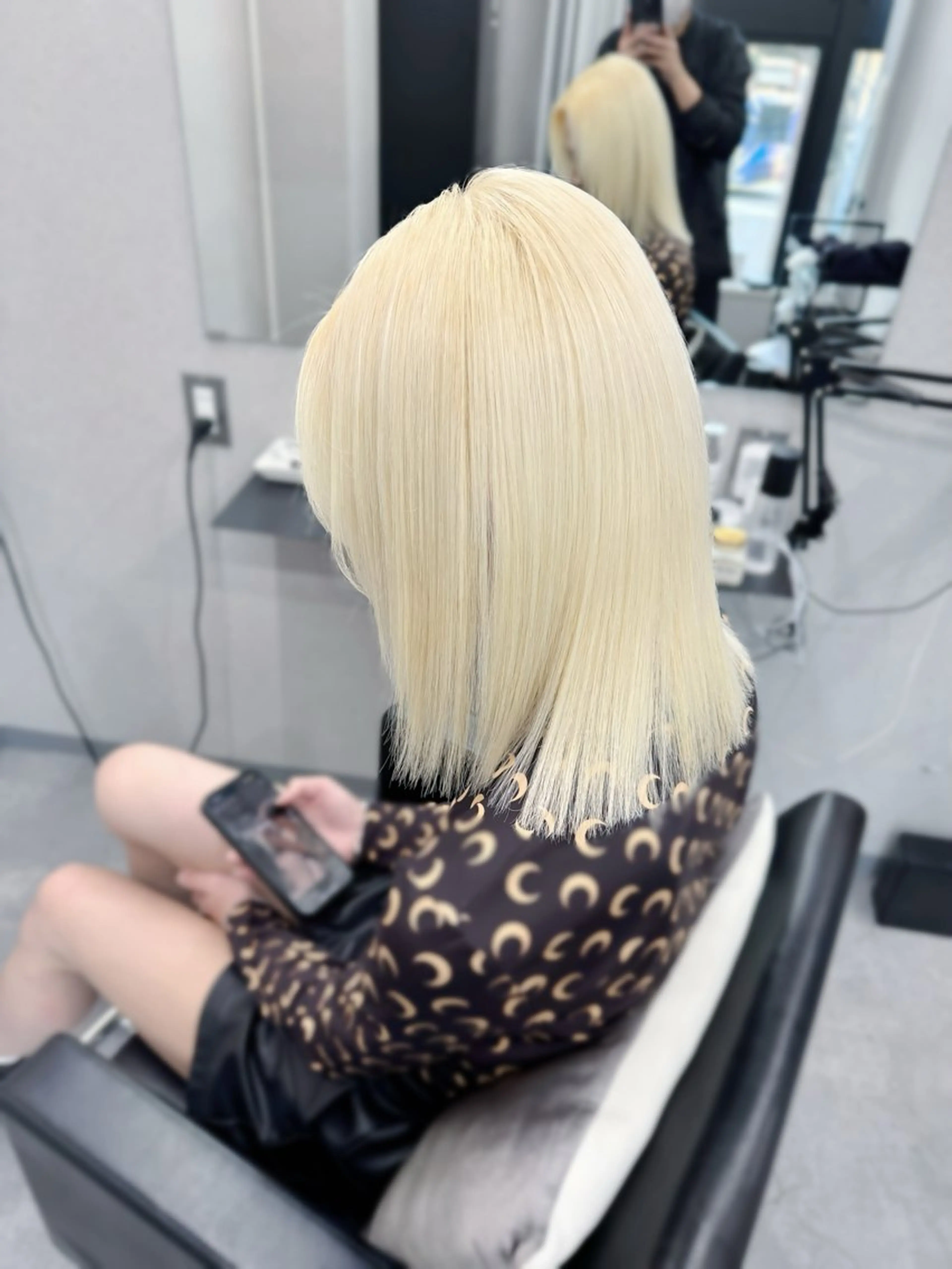 セミロング カラー ブリーチ 抜きっぱなしブロンド ヘアカラー Okayu .のヘアスタイル