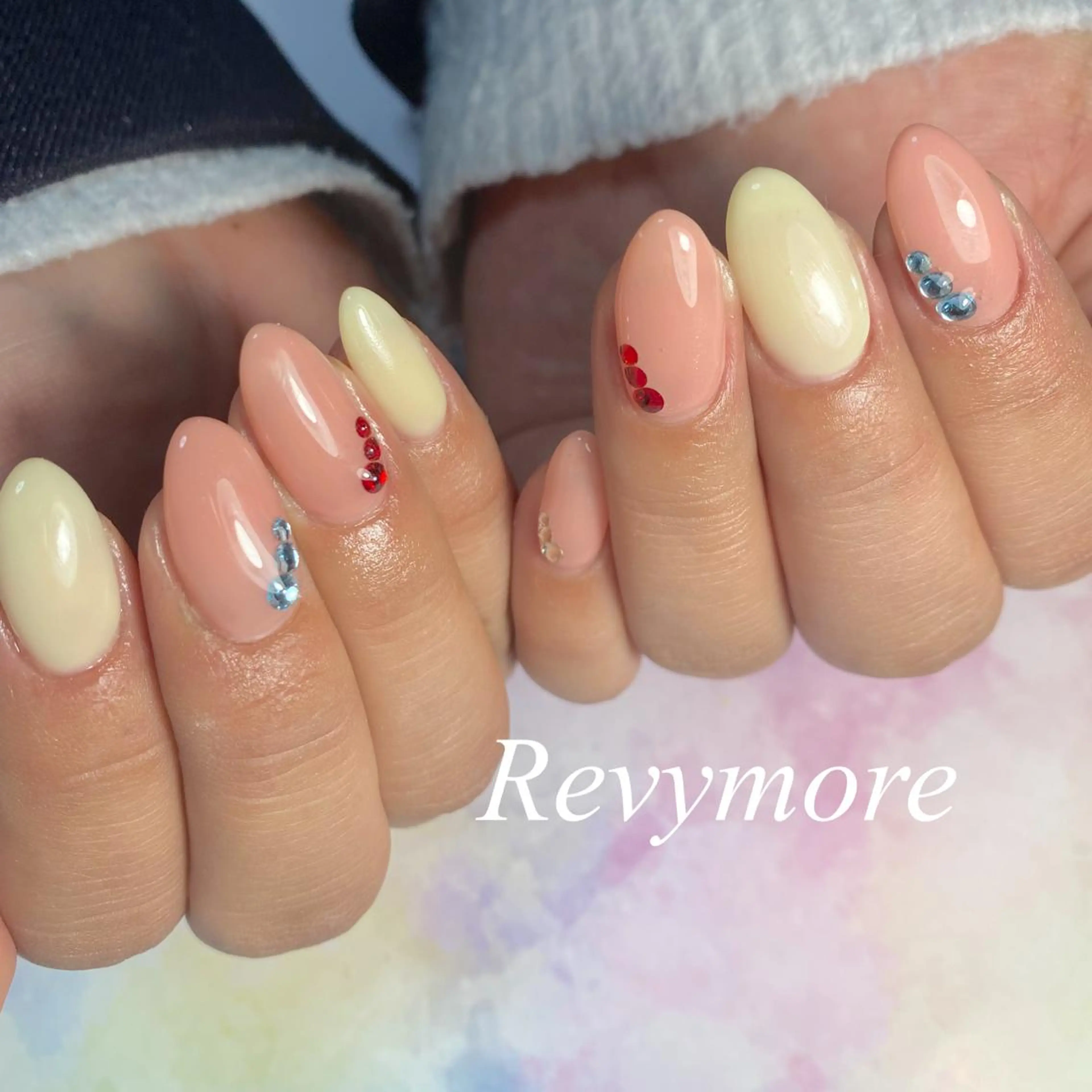ミディアム ネイル アートネイル クリアネイル ジェルネイル ニュアンスネイル オフィスネイル nail salon Revymoreのネイルデザイン