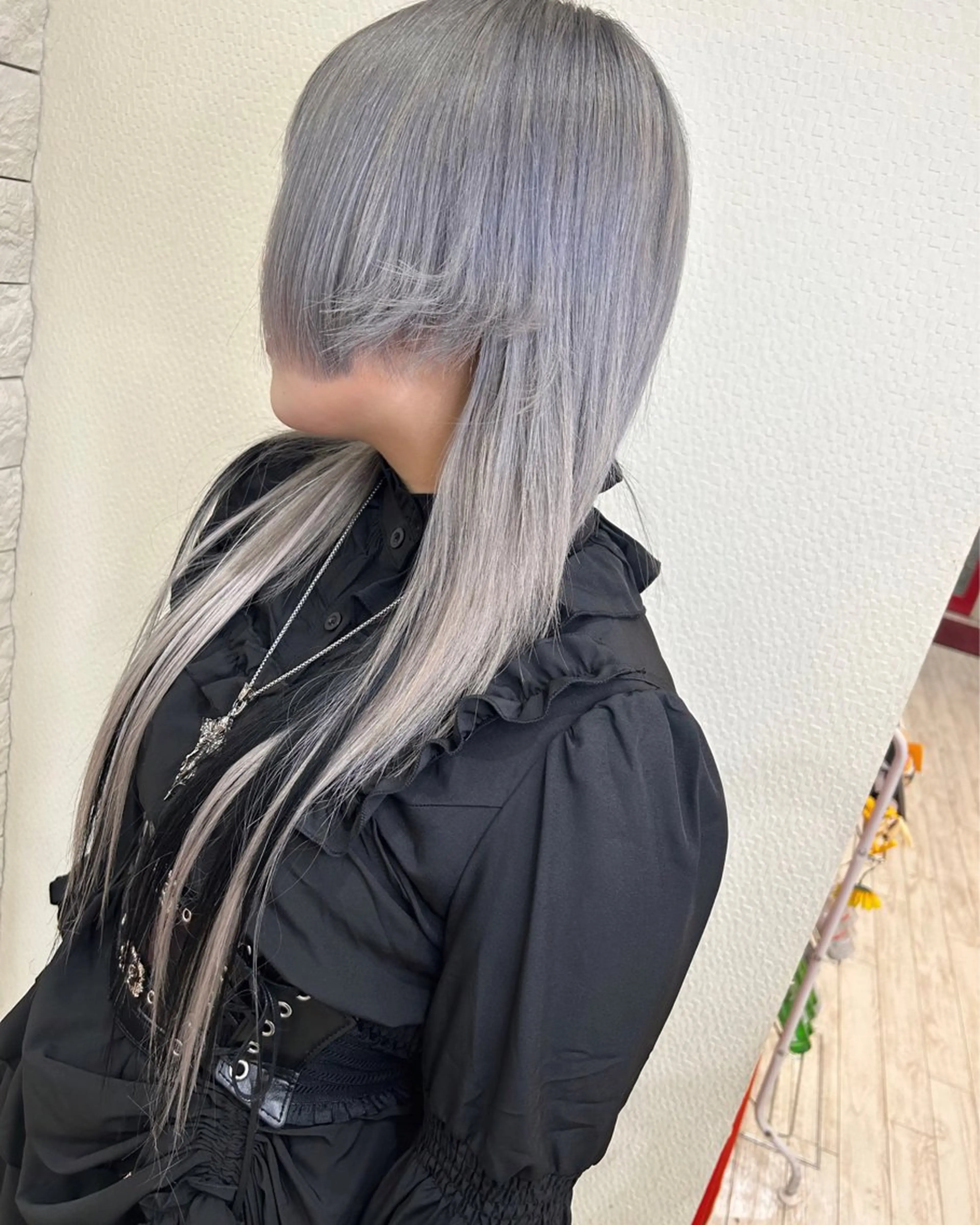 ミディアム カラー ヘアアレンジ シルバー ホワイトシルバー エクステ ウルフカット カット ヘアカラー 今村公介 ブリーチ特化、派手髪のヘアスタイル