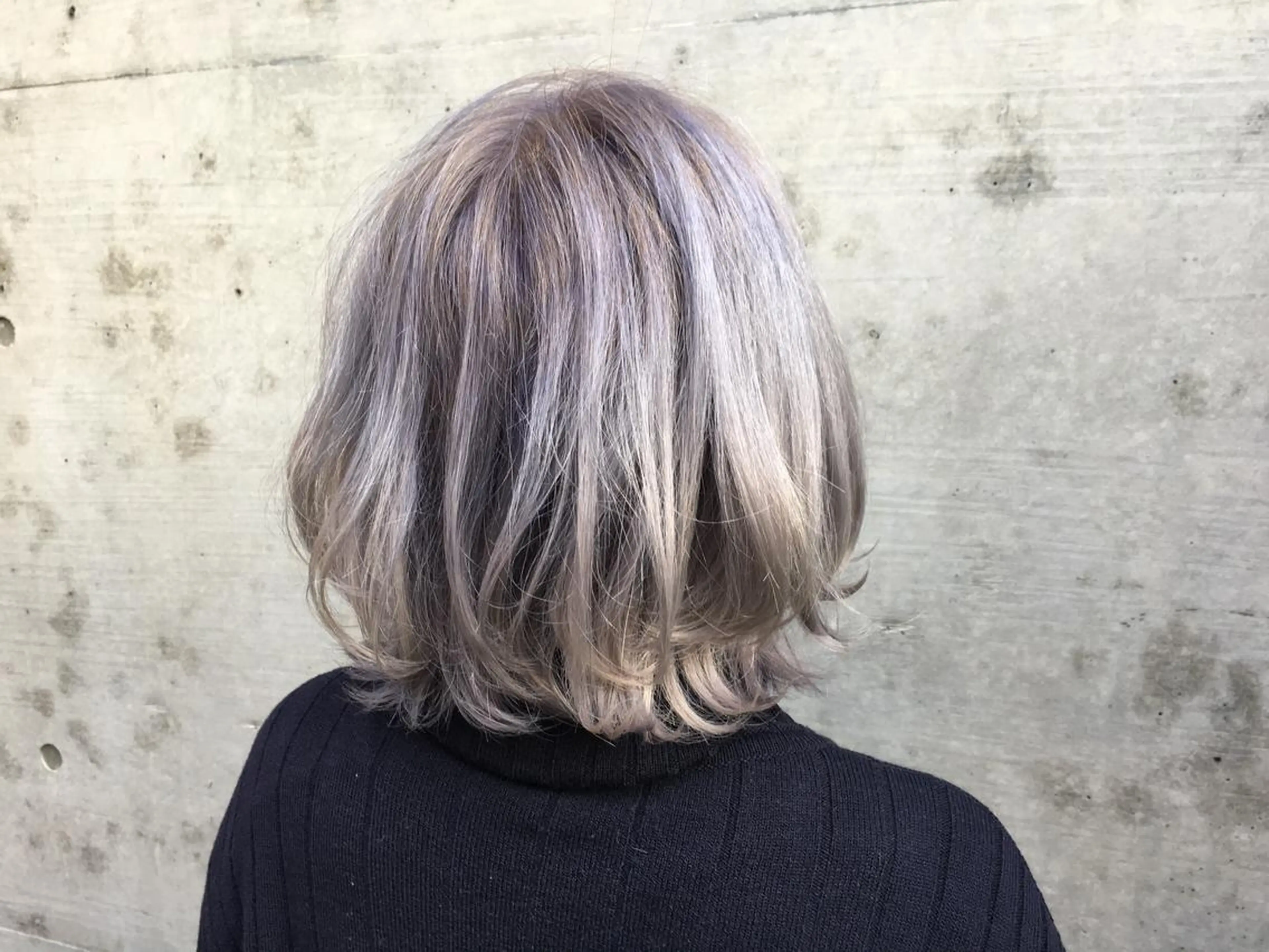 ミディアム カラー ブリーチ シルバー ヘアカラー ヘアセット 韓国ヘア🤍髪質改善 🇰🇷AKANEのヘアスタイル