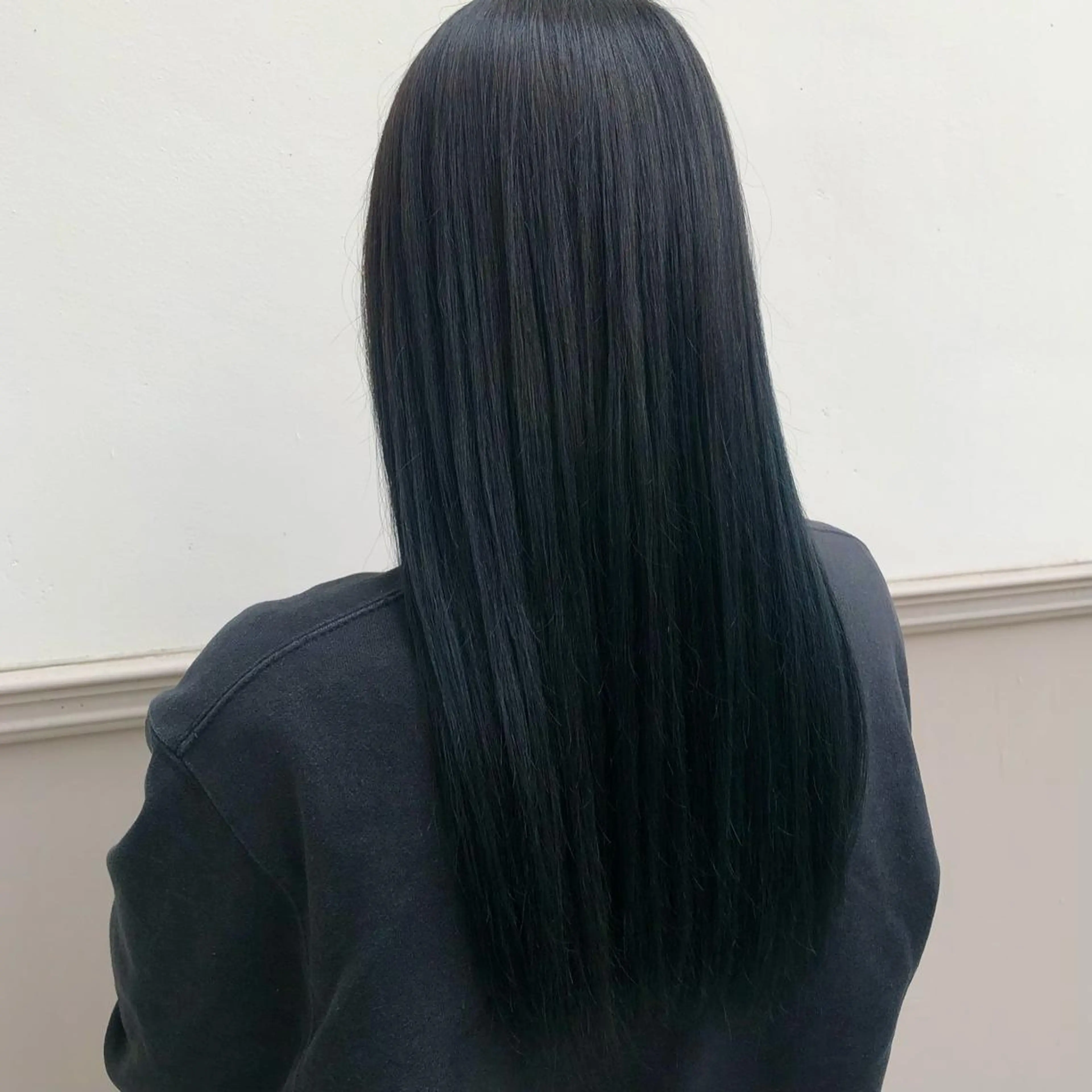 ロング カラー 黒髪 ブルーカラー ブルーブラック 足立 千咲のヘアスタイル
