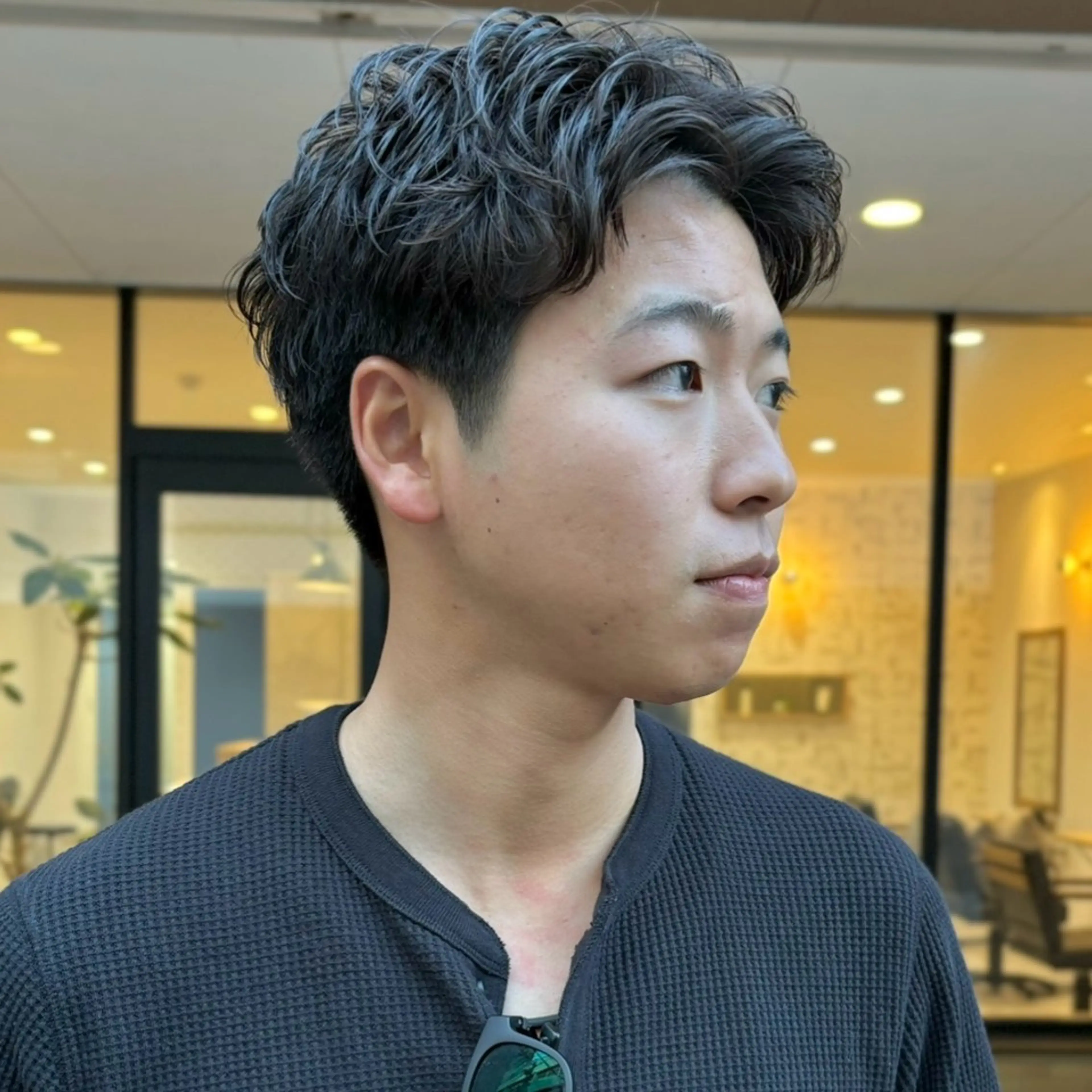 メンズ フェードカット フェザーパーマ メンズハイトーン メンズパーマ メンズショート カット パーマ 【メンズショート 特化】村斎　伶次のヘアスタイル