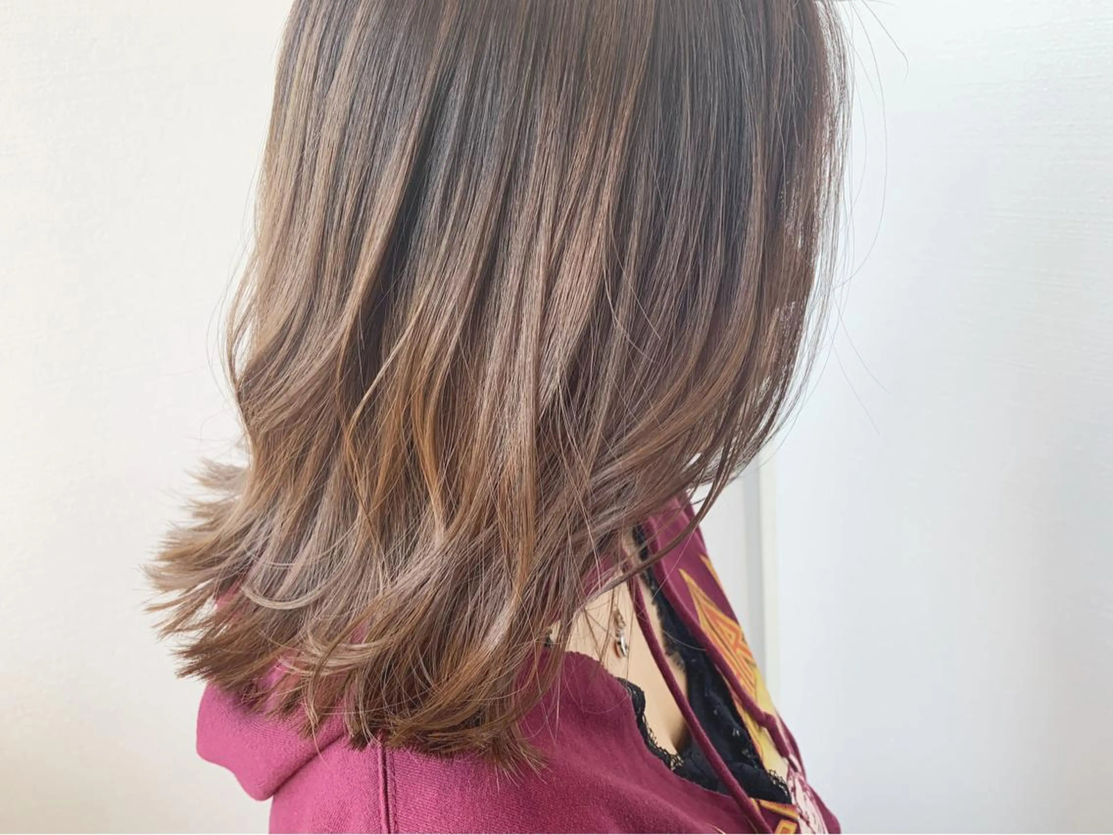 ミディアム カラー ベージュカラー グラデーションカラー ミルクティーベージュ 【Uneユヌ】菊地 春那のヘアスタイル