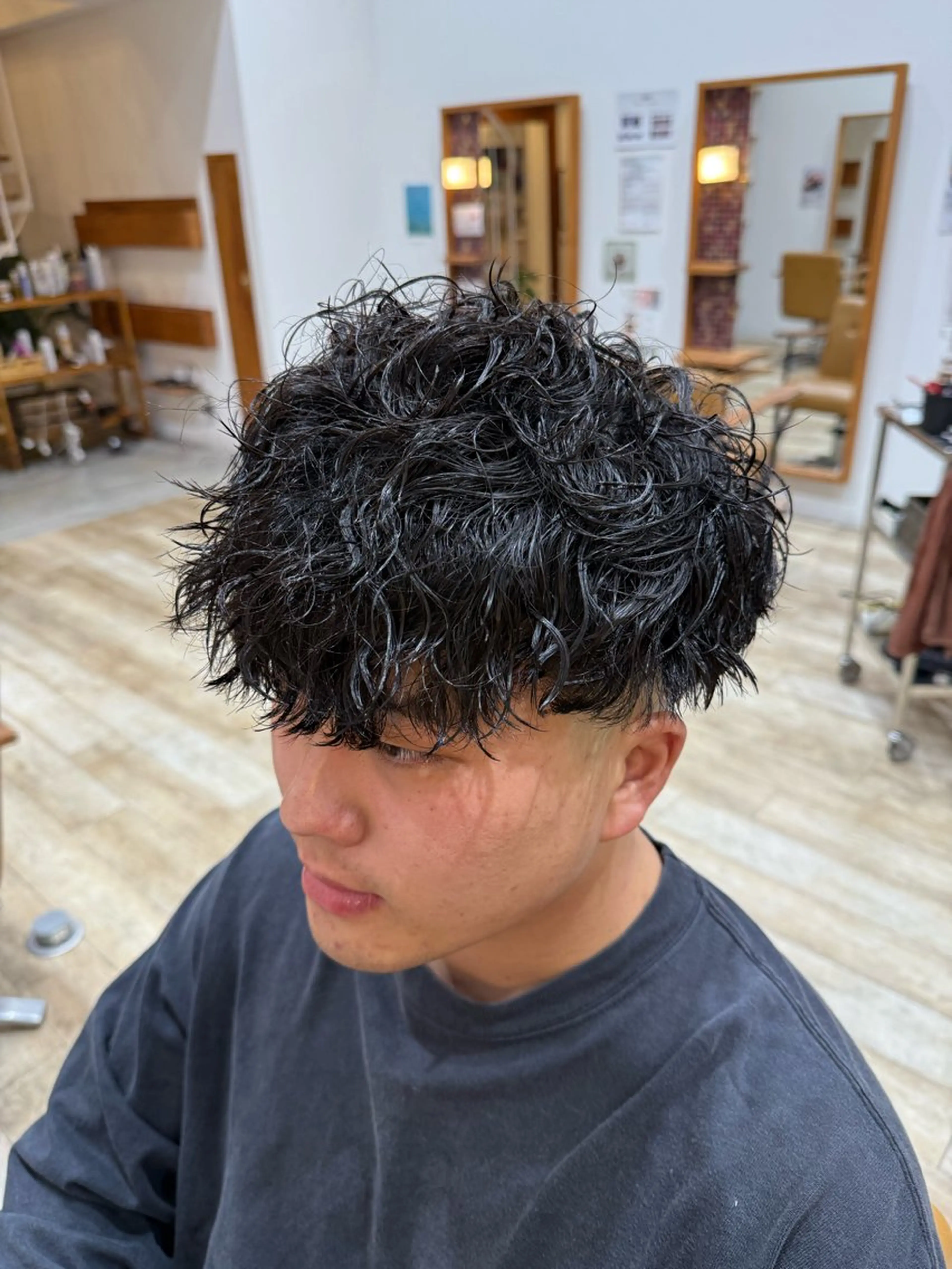 ショート パーマ メンズ メンズブリーチ センターパート フェードカット フェザーパーマ メンズハイライト peakshair所属・堀江/レイヤーカット 𝒀𝑼𝑻𝑶のヘアスタイル