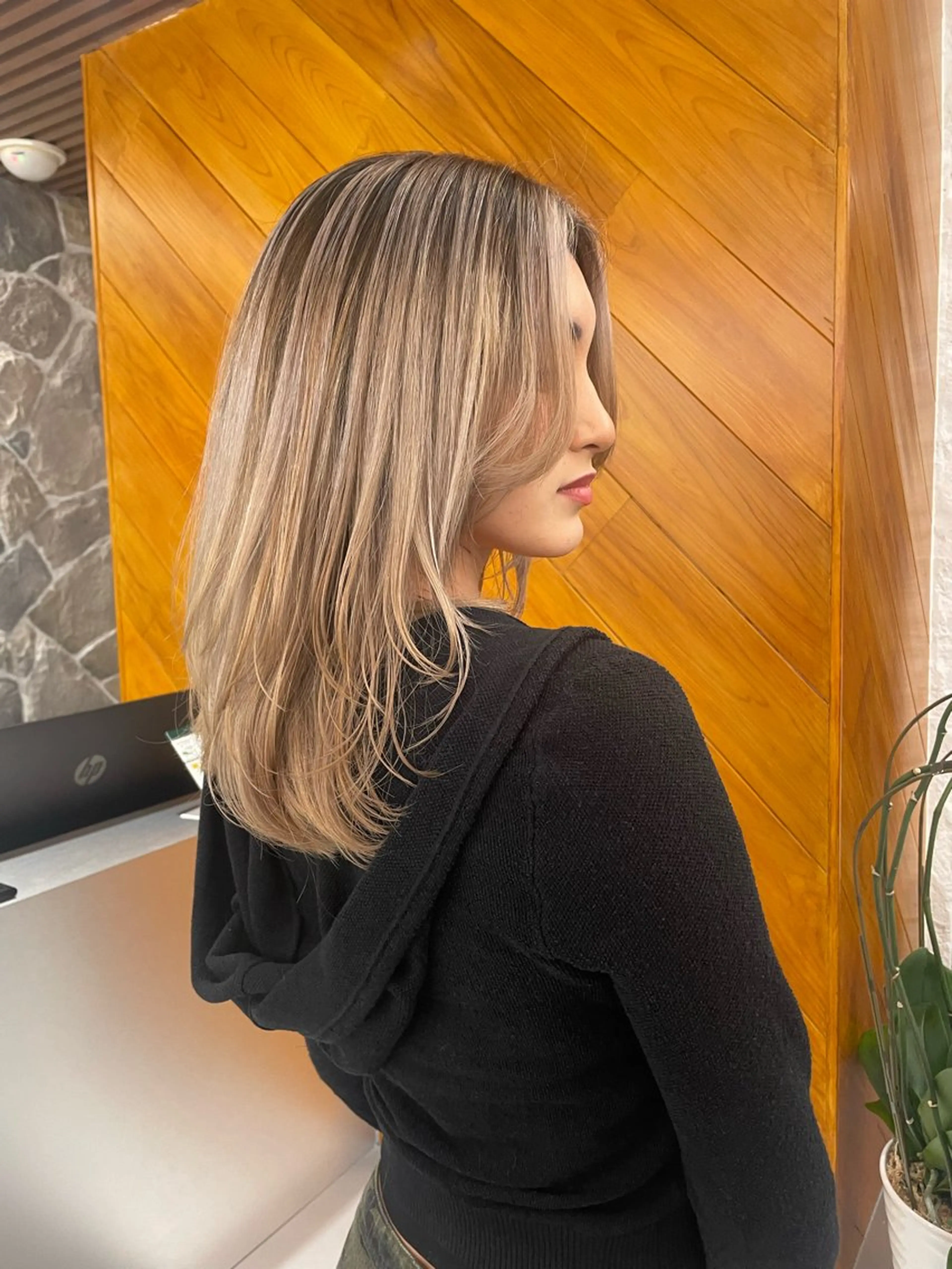 セミロング レイヤーカット 🦋MAHO🦋 デザインカラーのヘアスタイル