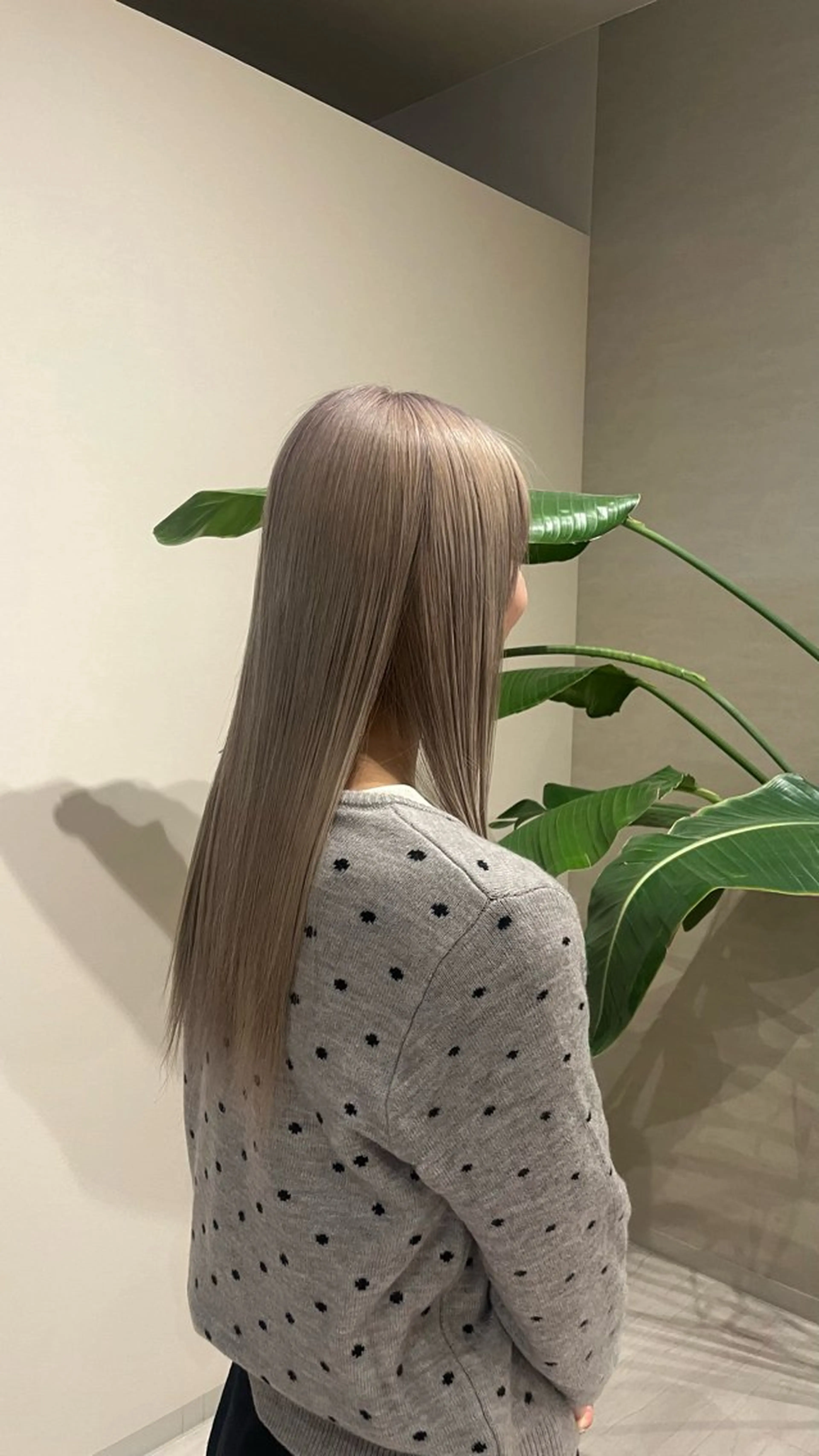 カラー ベージュカラー ブリーチ ホワイトベージュ 星野 萌々香のヘアスタイル