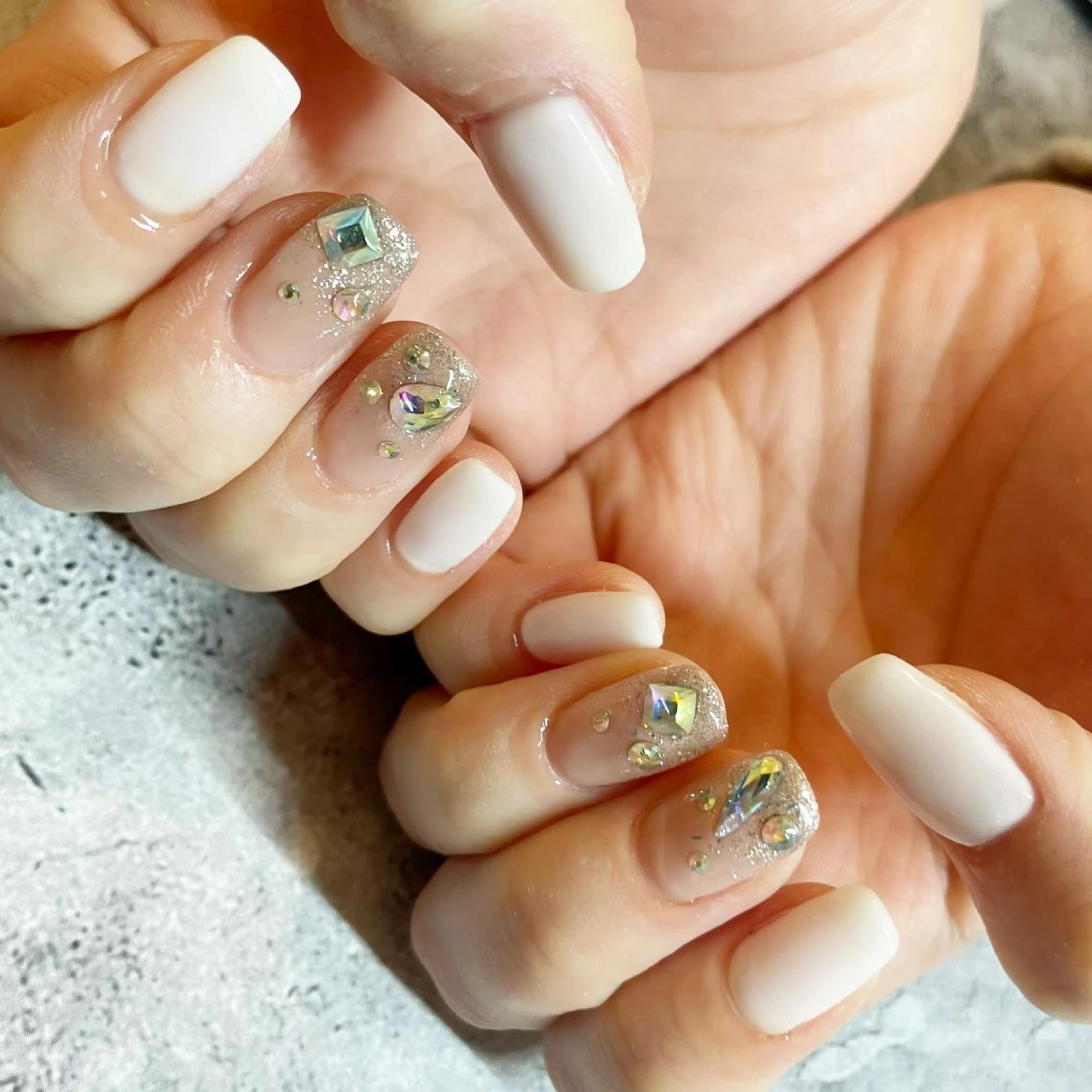 ネイル ラメ(グリッター) シルバー ホワイト ハンドネイル Classy: Mizukiのネイルデザイン