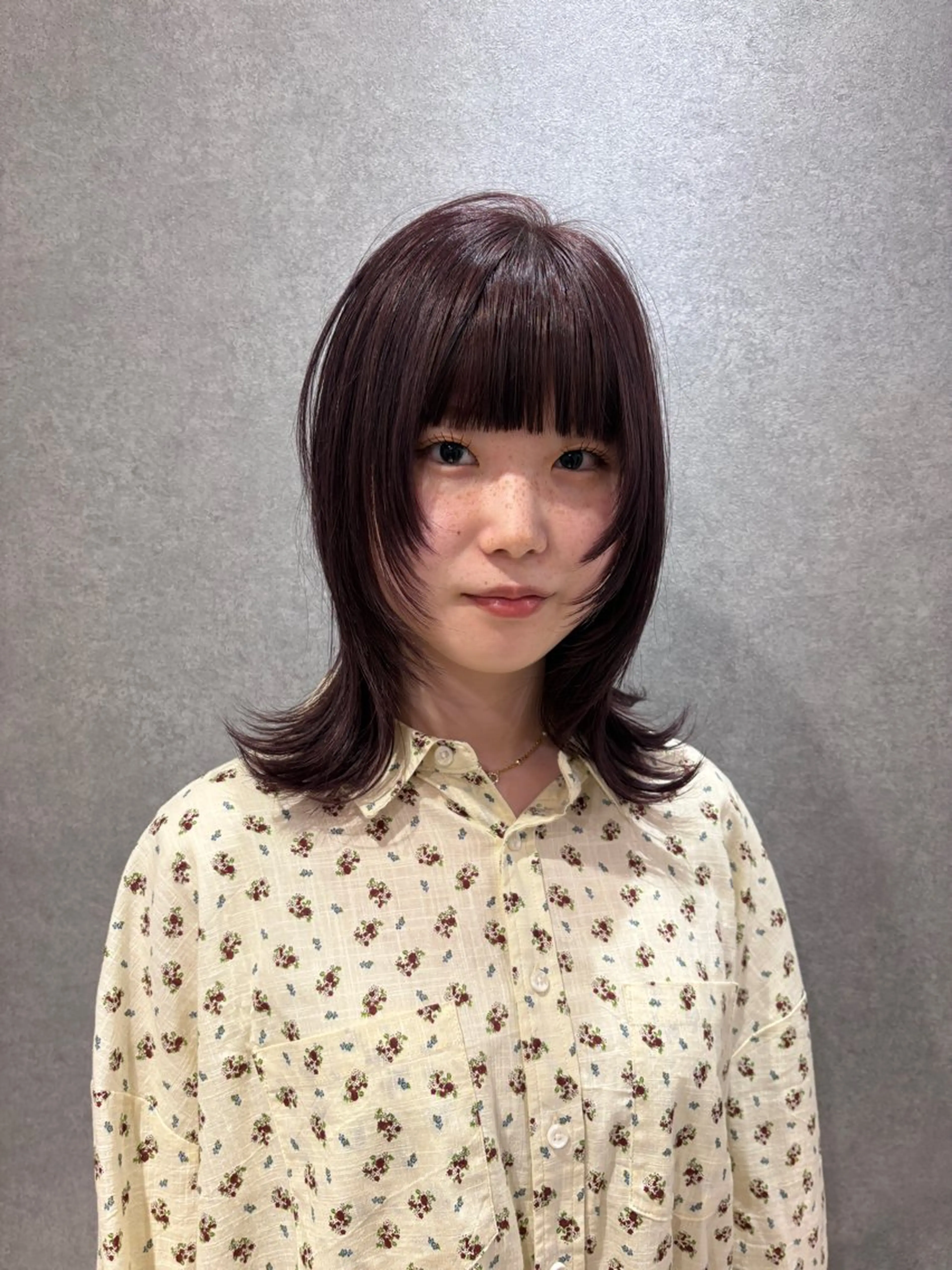 ミディアム カラー ミディアムレイヤー ブリーチ パープルカラー レイヤーカット カット ヘアカラー トリートメント ウルフ/レイヤー/ ブリーチ/牧原歩夢のヘアスタイル