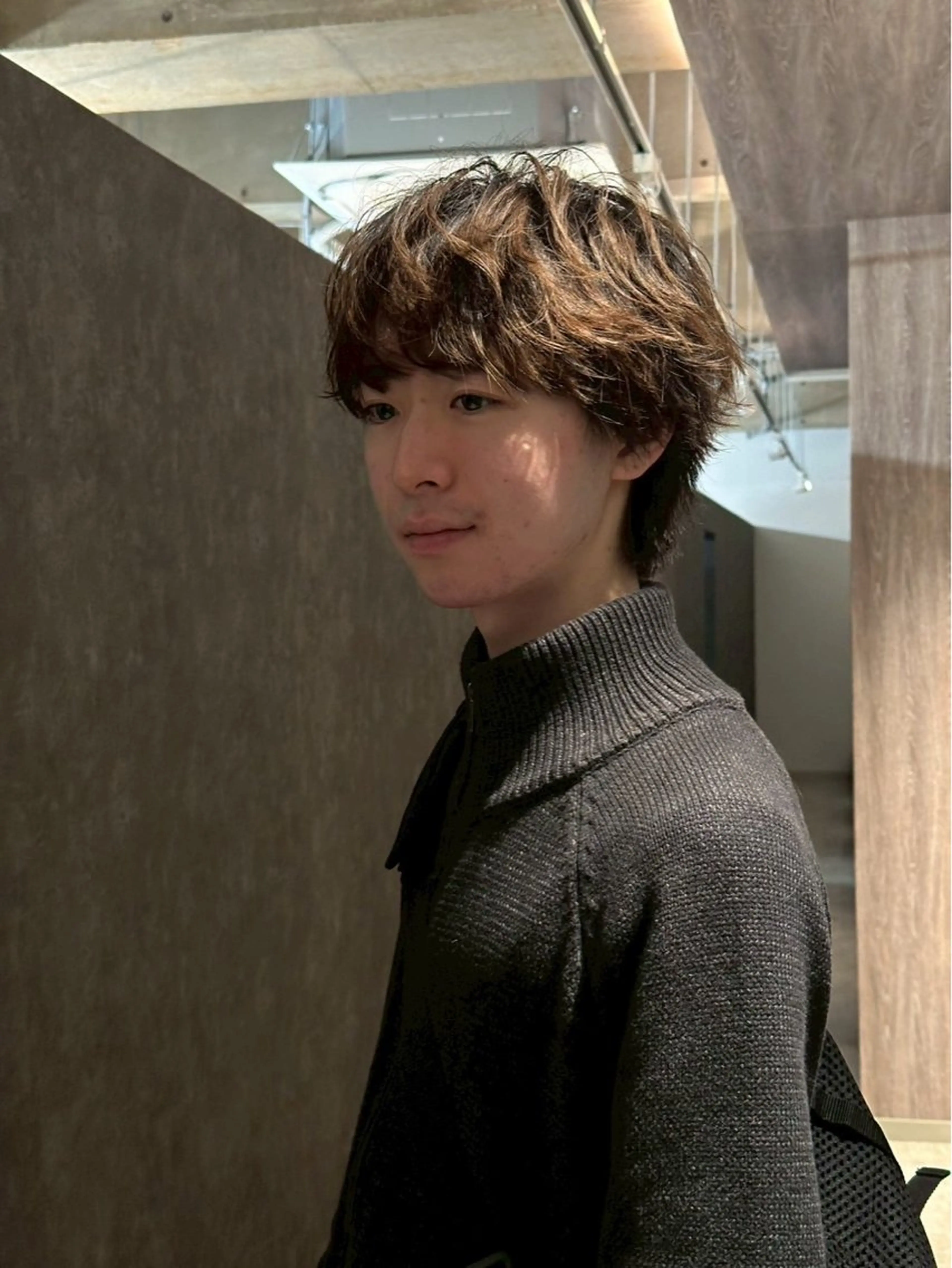 ショート カラー メンズ メンズブリーチ センターパート フェードカット フェザーパーマ メンズハイライト カット ヘアカラー 金山駅前/メンズ パーマ/真柄 恒輝のヘアスタイル