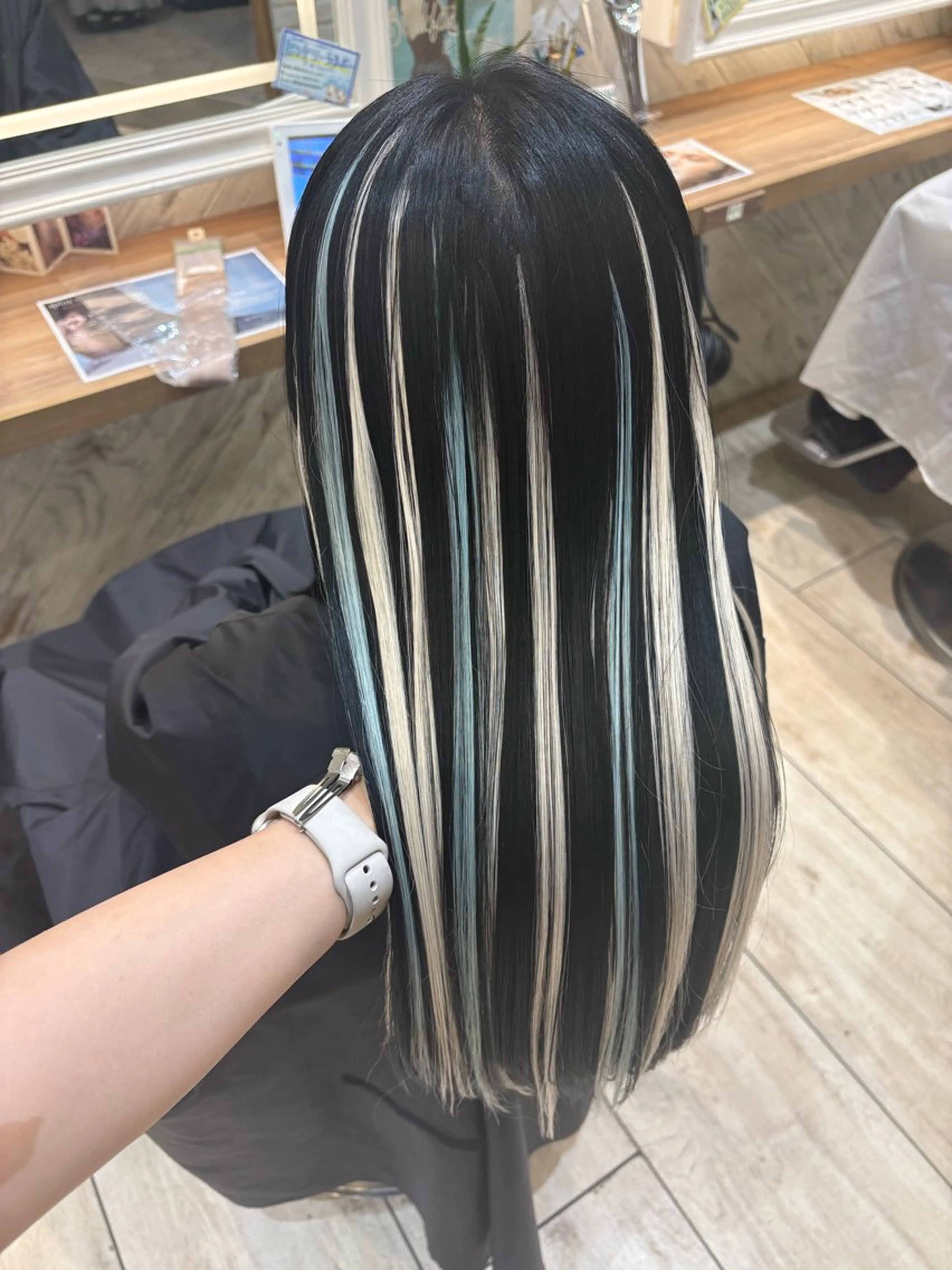 ロング カラー シールエクステ ハイライトカラー エクステ ハイライト カット ヘアカラー エクステ ハイトーンカラー シールエクステのヘアスタイル