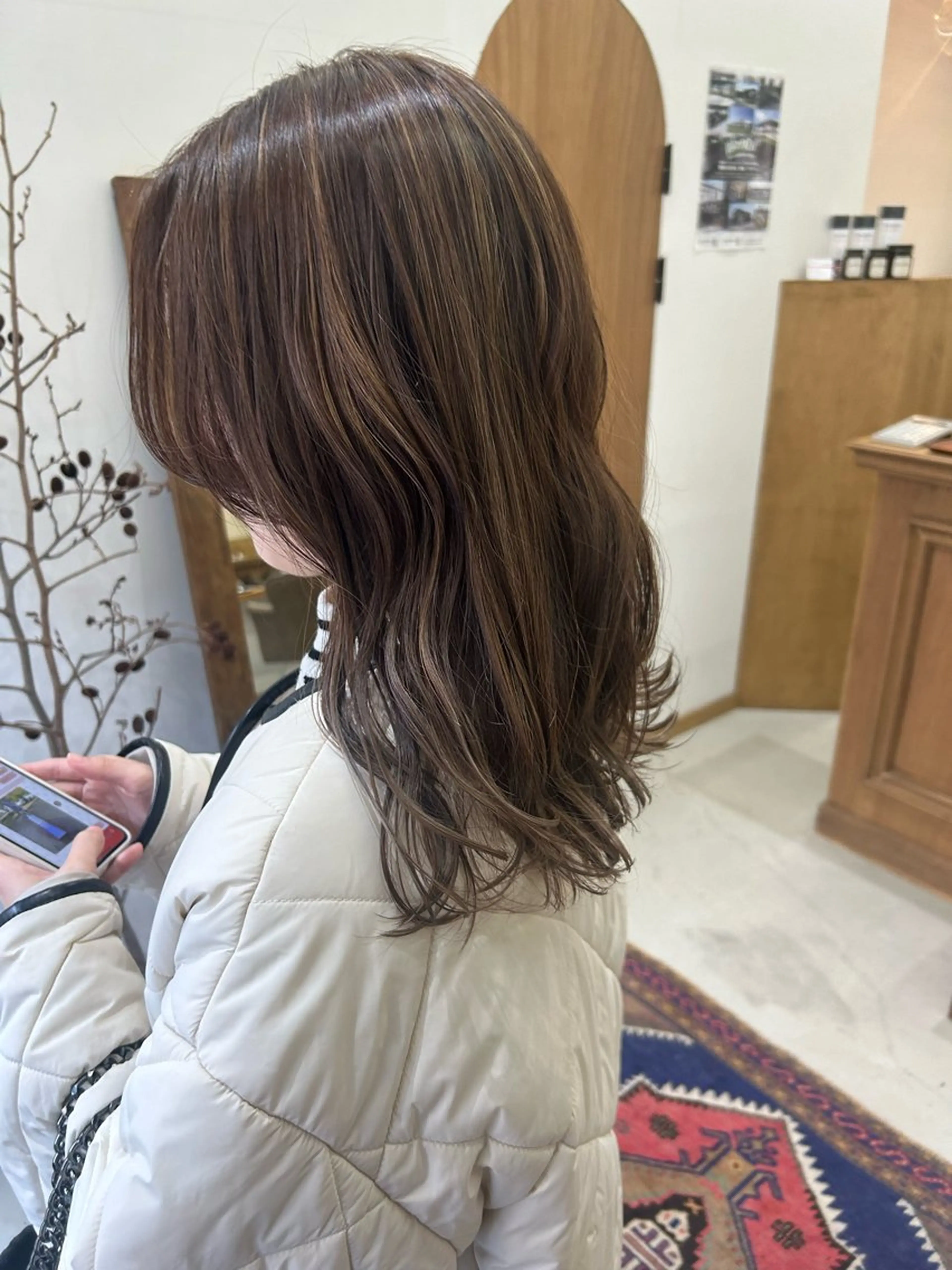 セミロング ハイライト レイヤーカット なつめ🐶ショート ベージュカラーのヘアスタイル