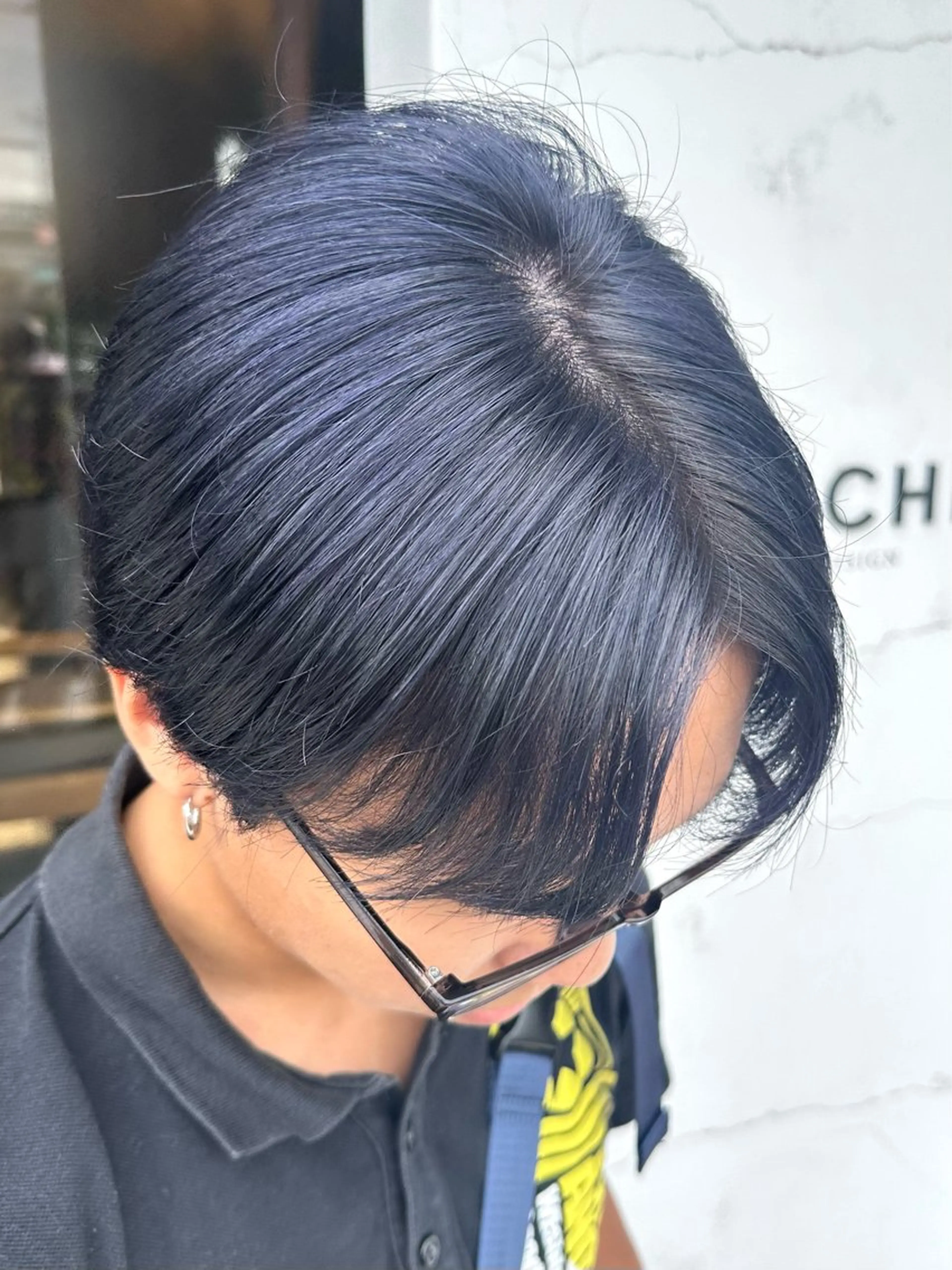 カラー メンズ メンズブリーチ 黒髪 ブリーチ ブルーカラー ブルーブラック BRANCHÉ小牧/ 西尾 美月のヘアスタイル