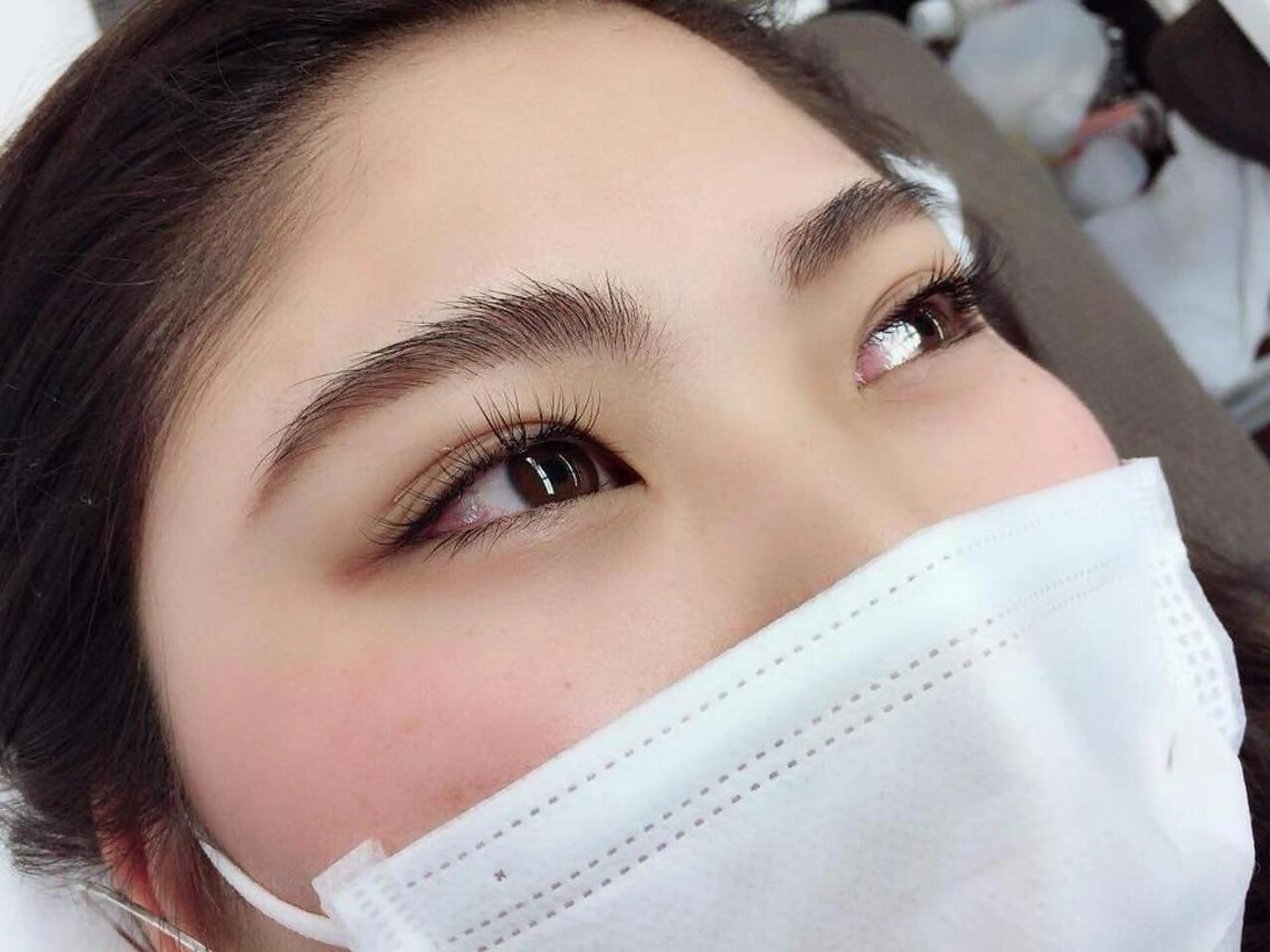 マツエク・マツパ レイヤーカット✖️ 柔らかベージュカラーのヘアスタイル