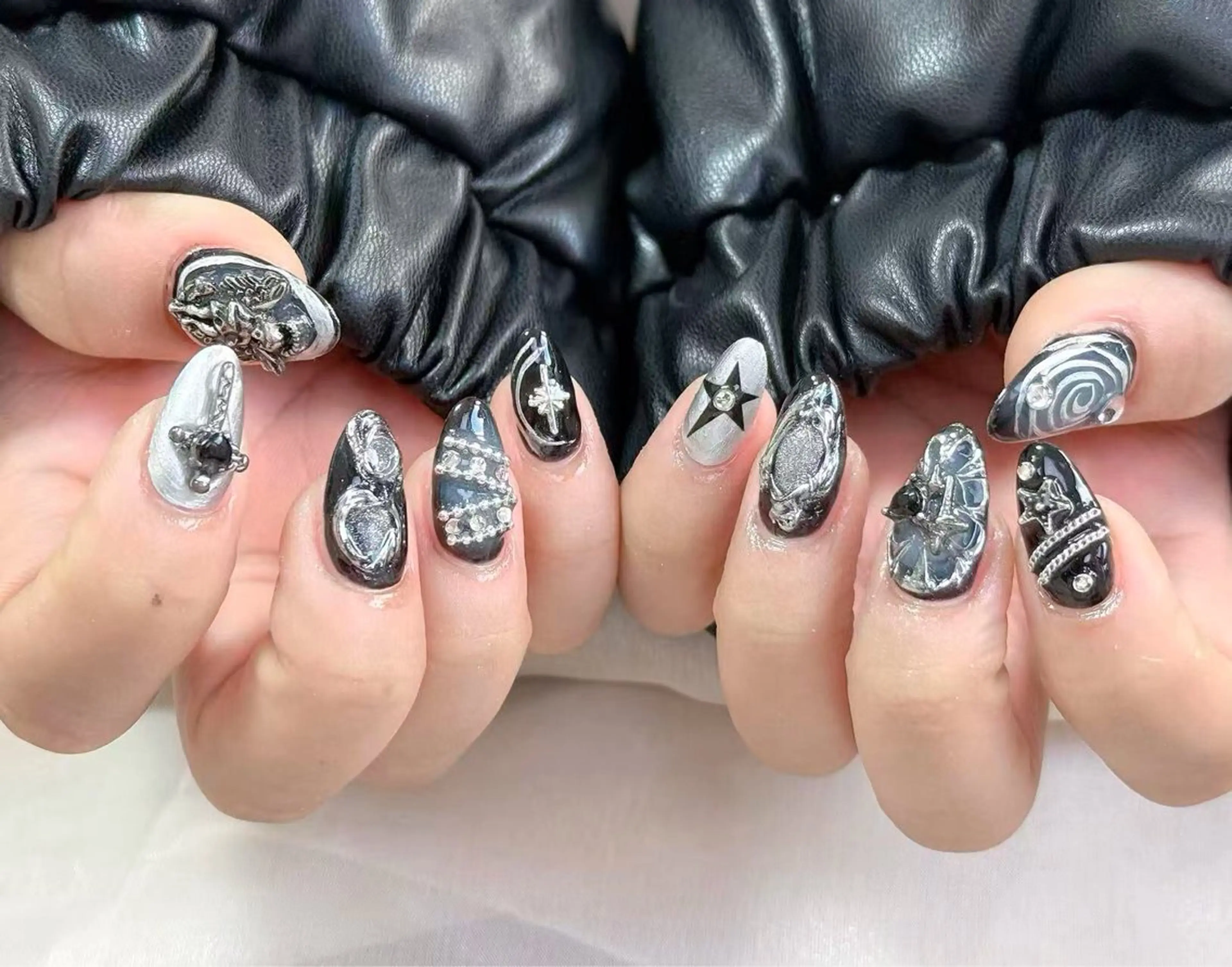 【ジェル】持ち込みデザイン+パーツやり放題＋特殊デザインOK（初回オフ無料／ケア込み）の写真