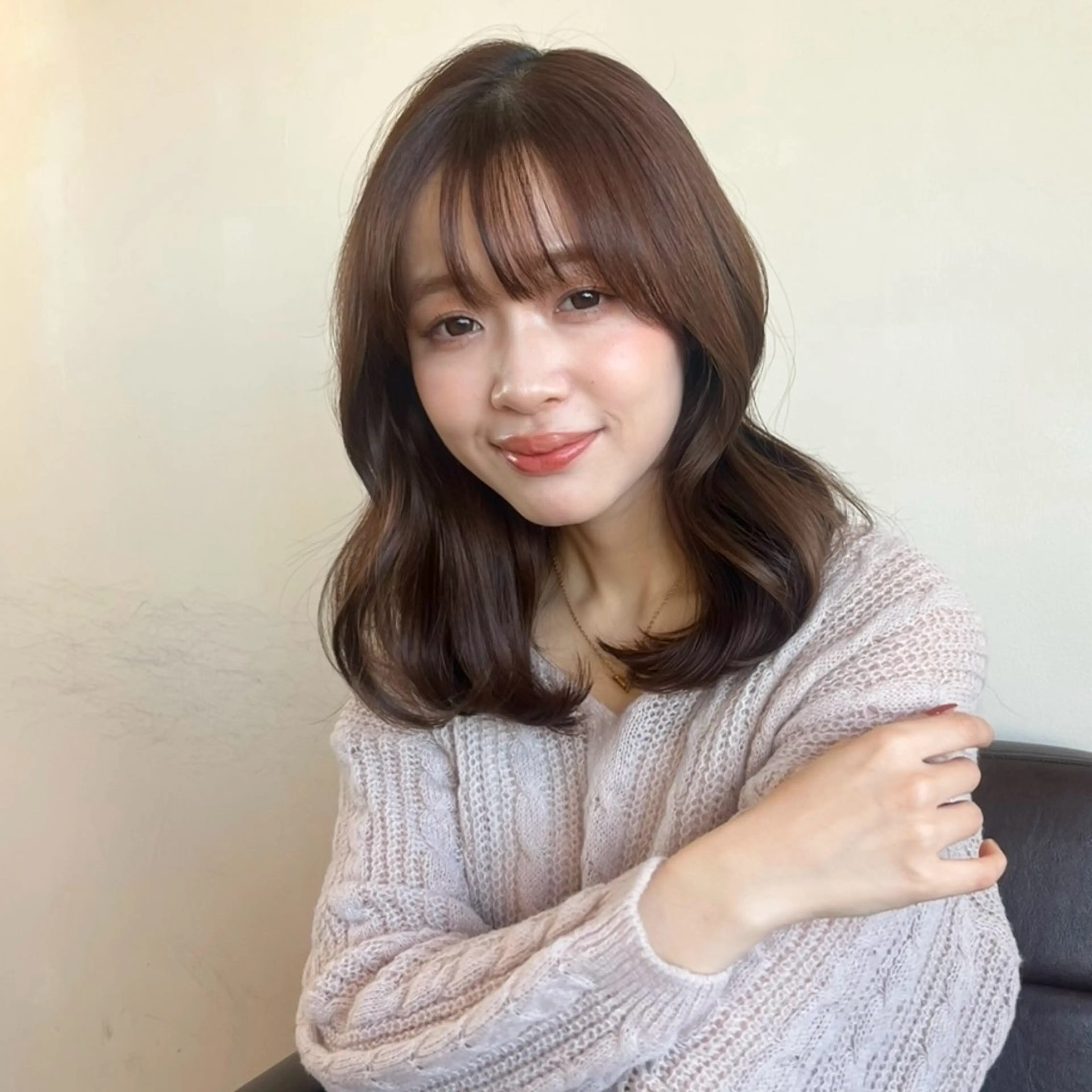 ミディアム 塩川ももこ/ 自然な縮毛矯正のヘアスタイル