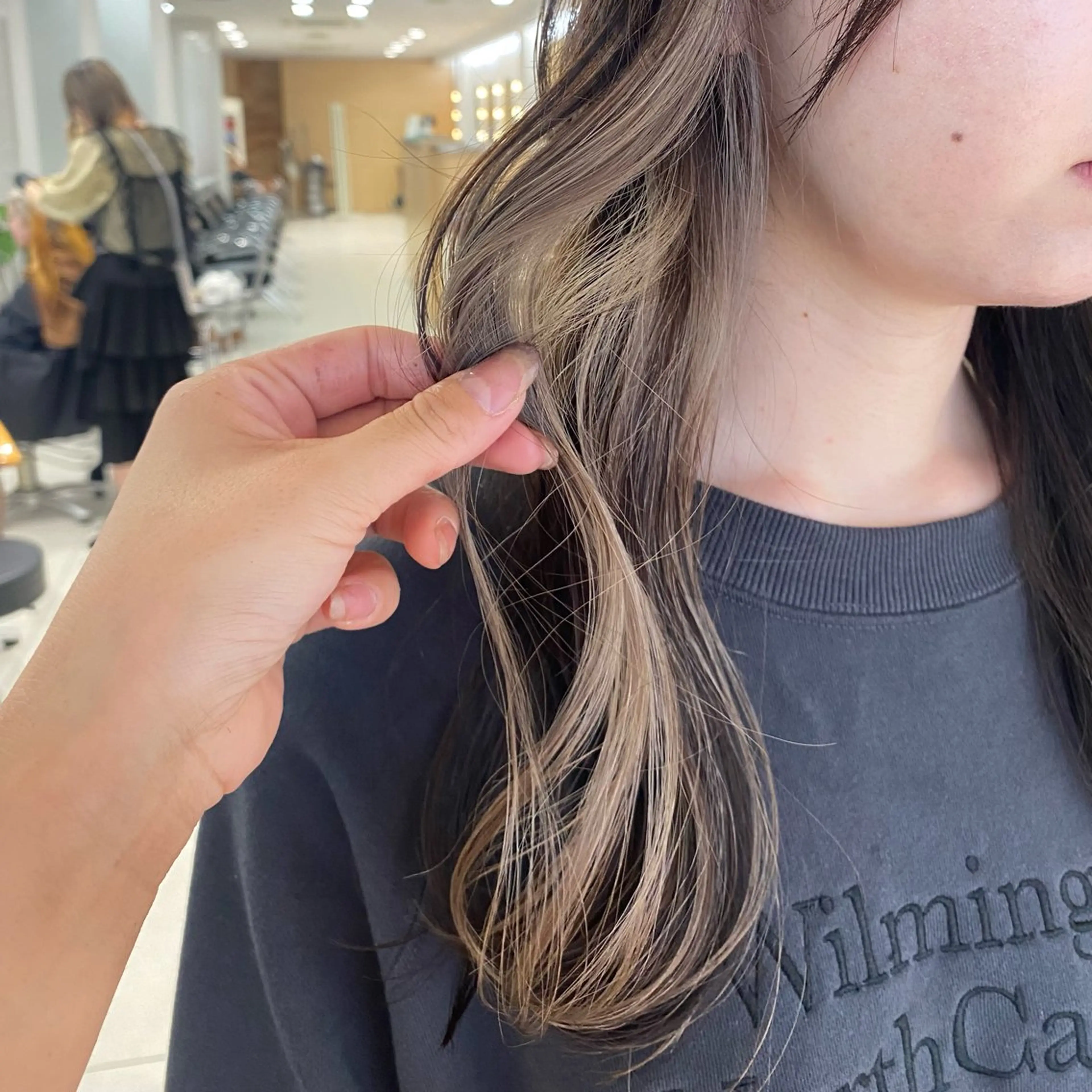 ロング 🍂透明感ベージュ カラー🍂森部杏菜のヘアスタイル