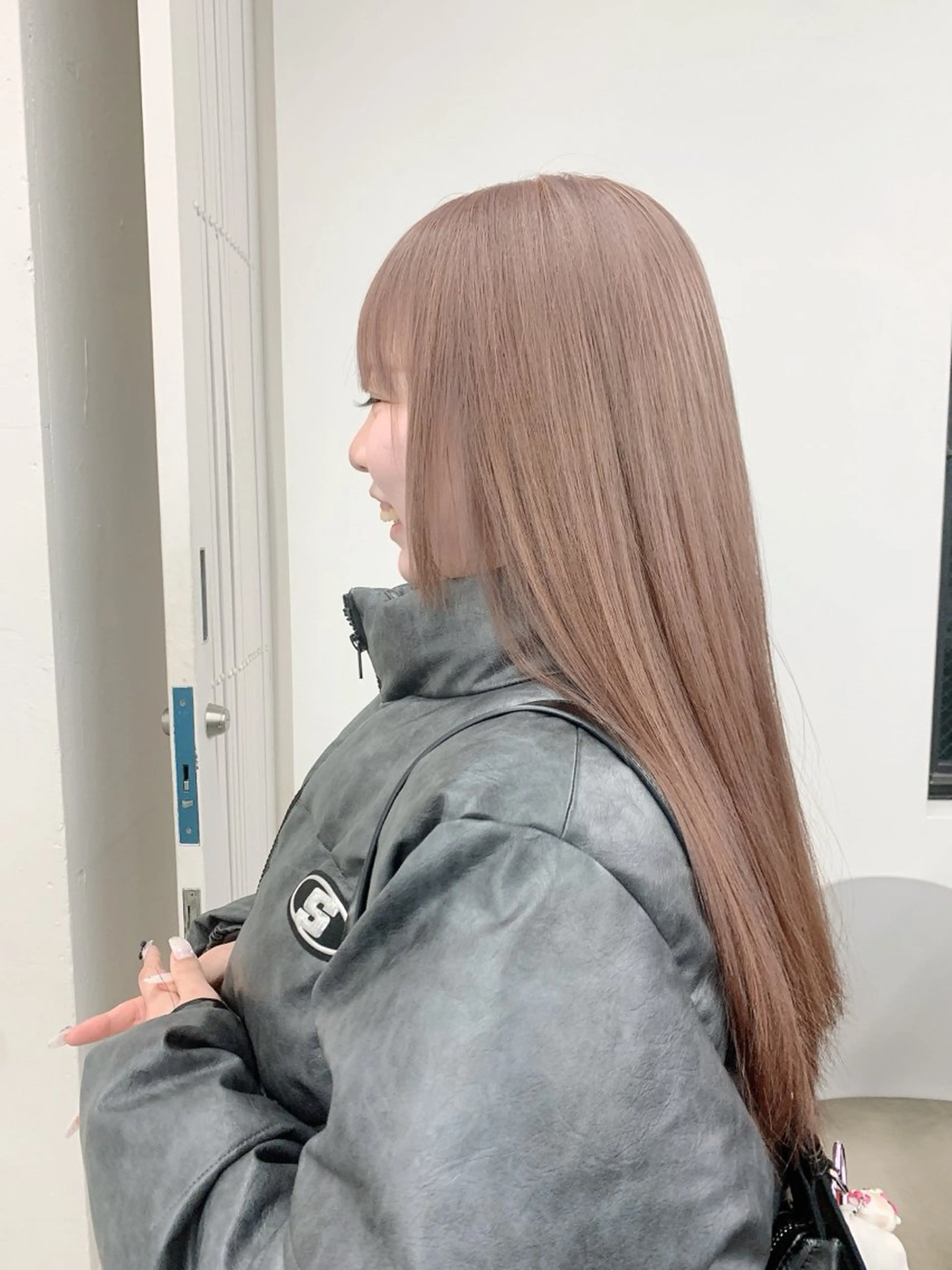 カラー ブリーチ グレージュ ハイトーン /愛子のヘアスタイル