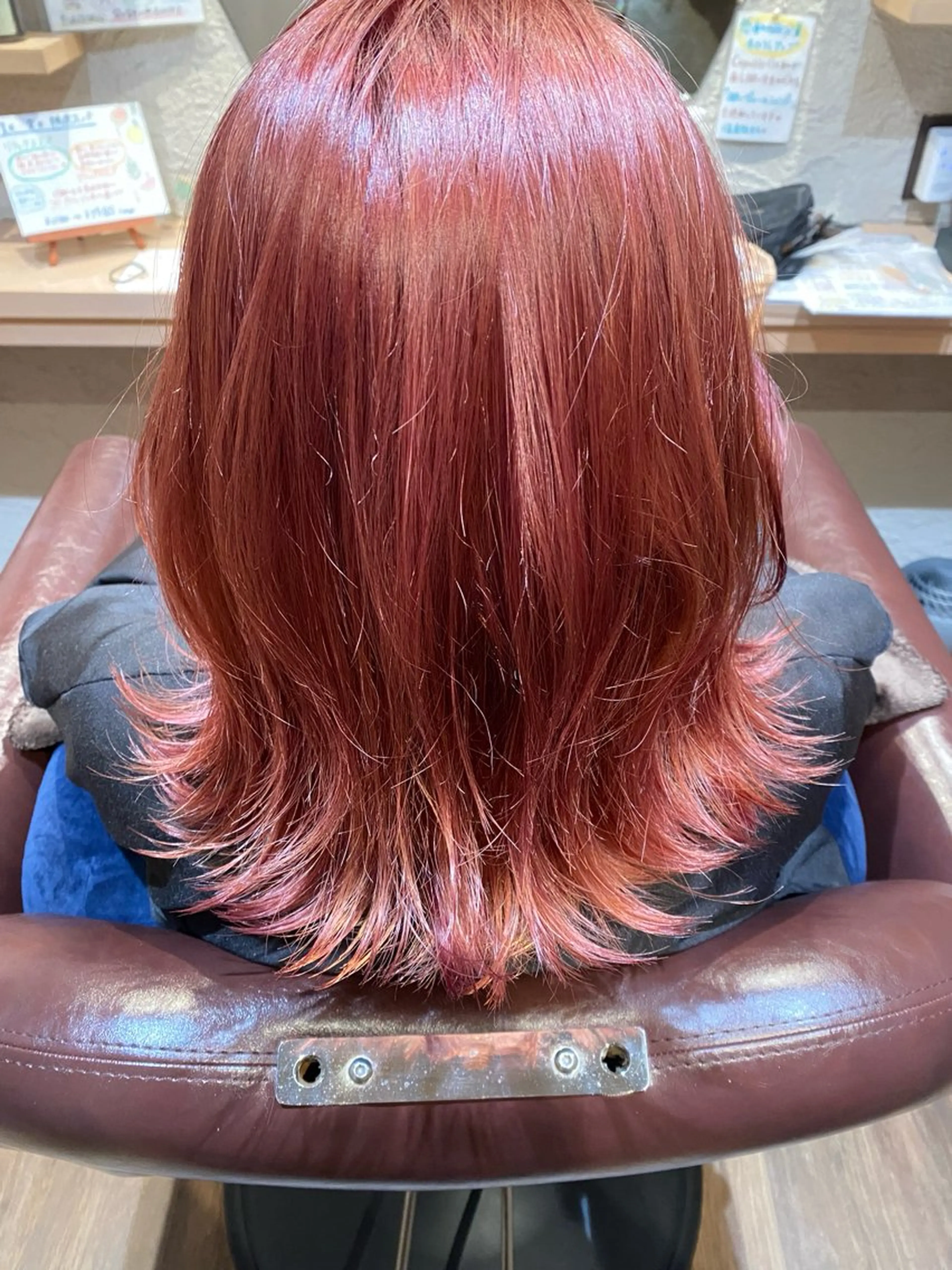 ミディアム カラー ブリーチ ピンクカラー レッドカラー レイヤーカット 外ハネヘア Lirino.Co RINKAのヘアスタイル