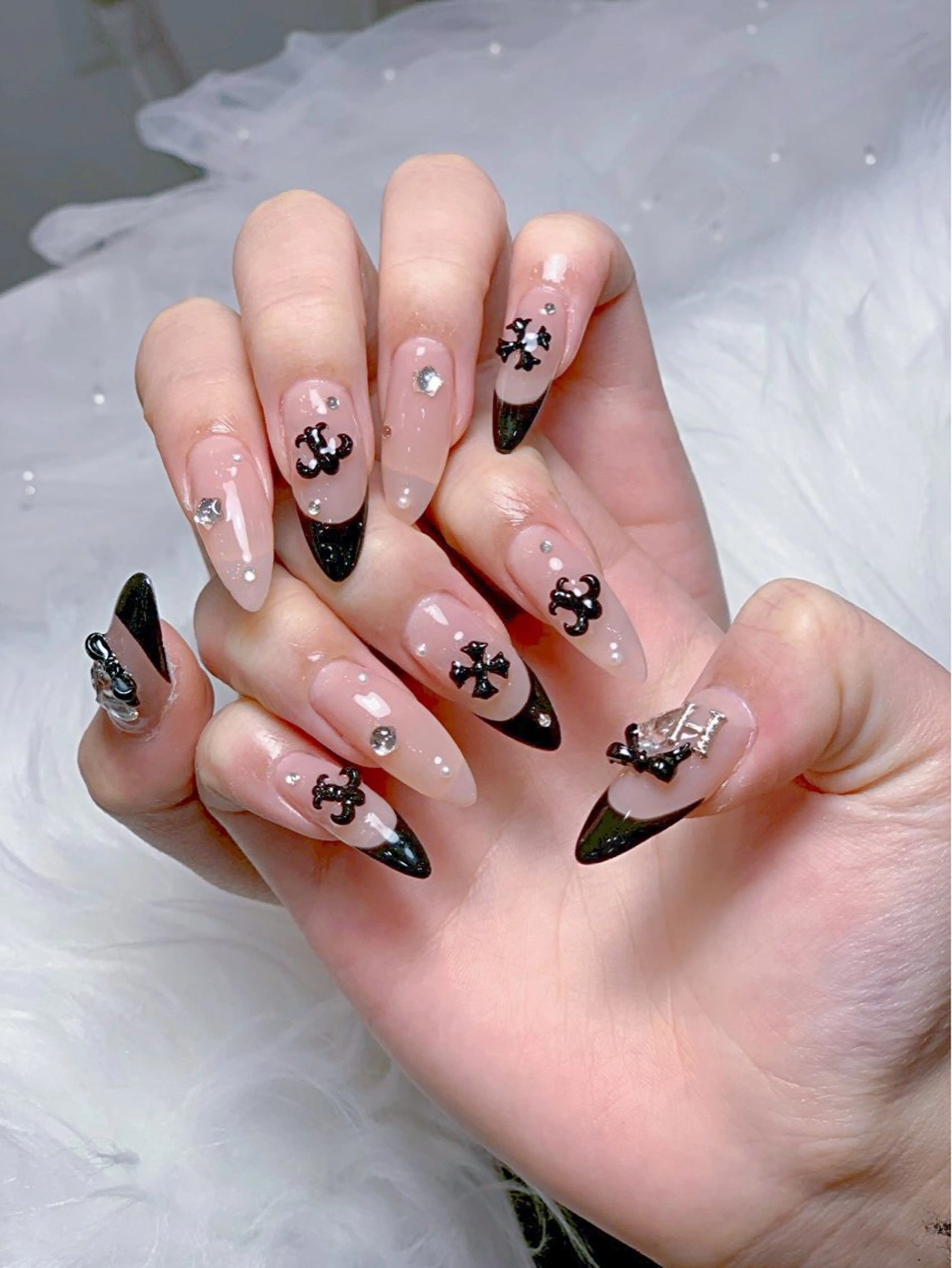 ネイル アートネイル オーロラネイル チークネイル 長さ出し フットネイル ハンドネイル ハンドケア Mio_ Noiranailのネイルデザイン