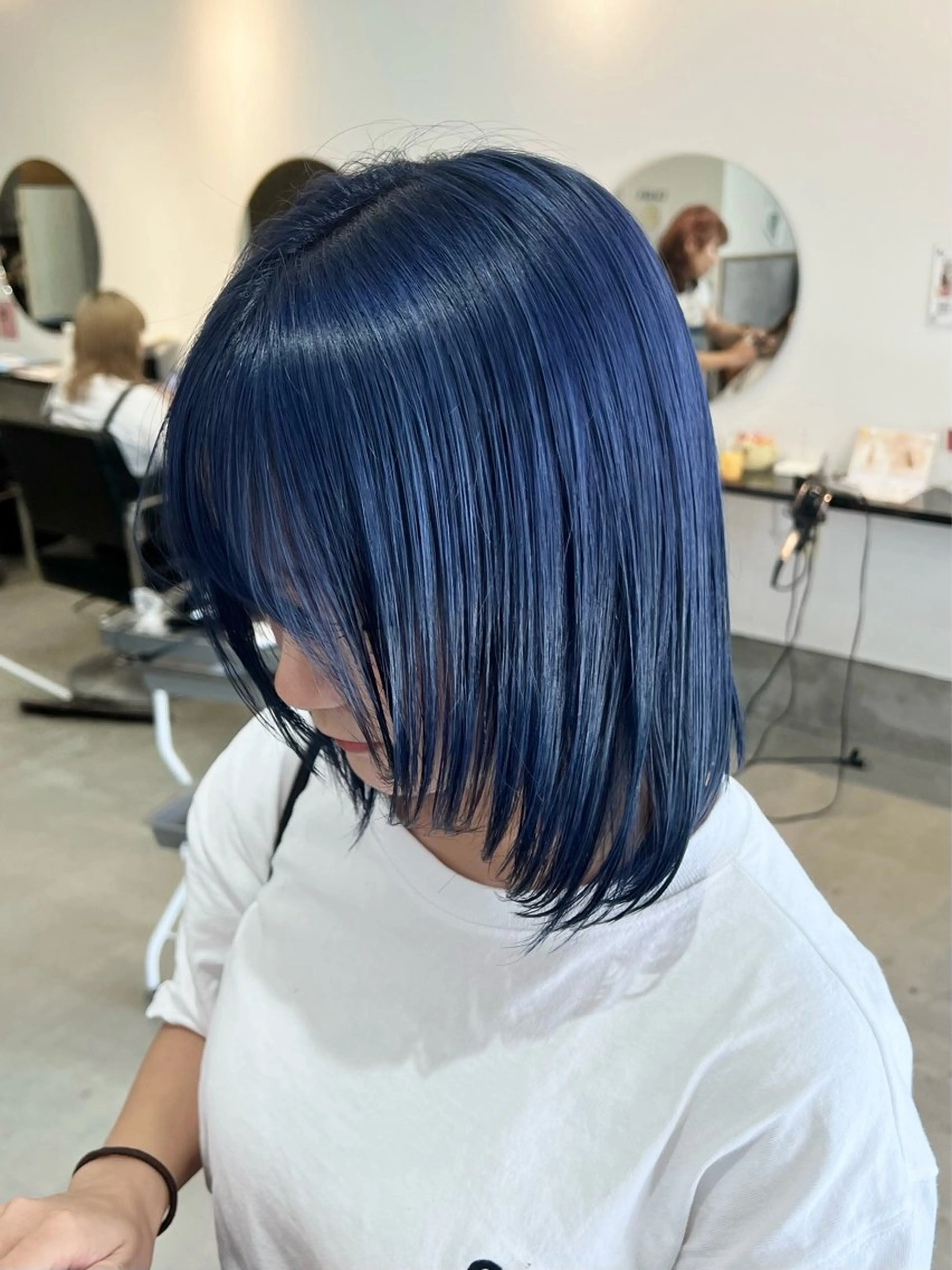 ミディアム カラー ブリーチ ブルーカラー ネイビーカラー カット ヘアカラー Ami ブリーチ/ハイトーンのヘアスタイル