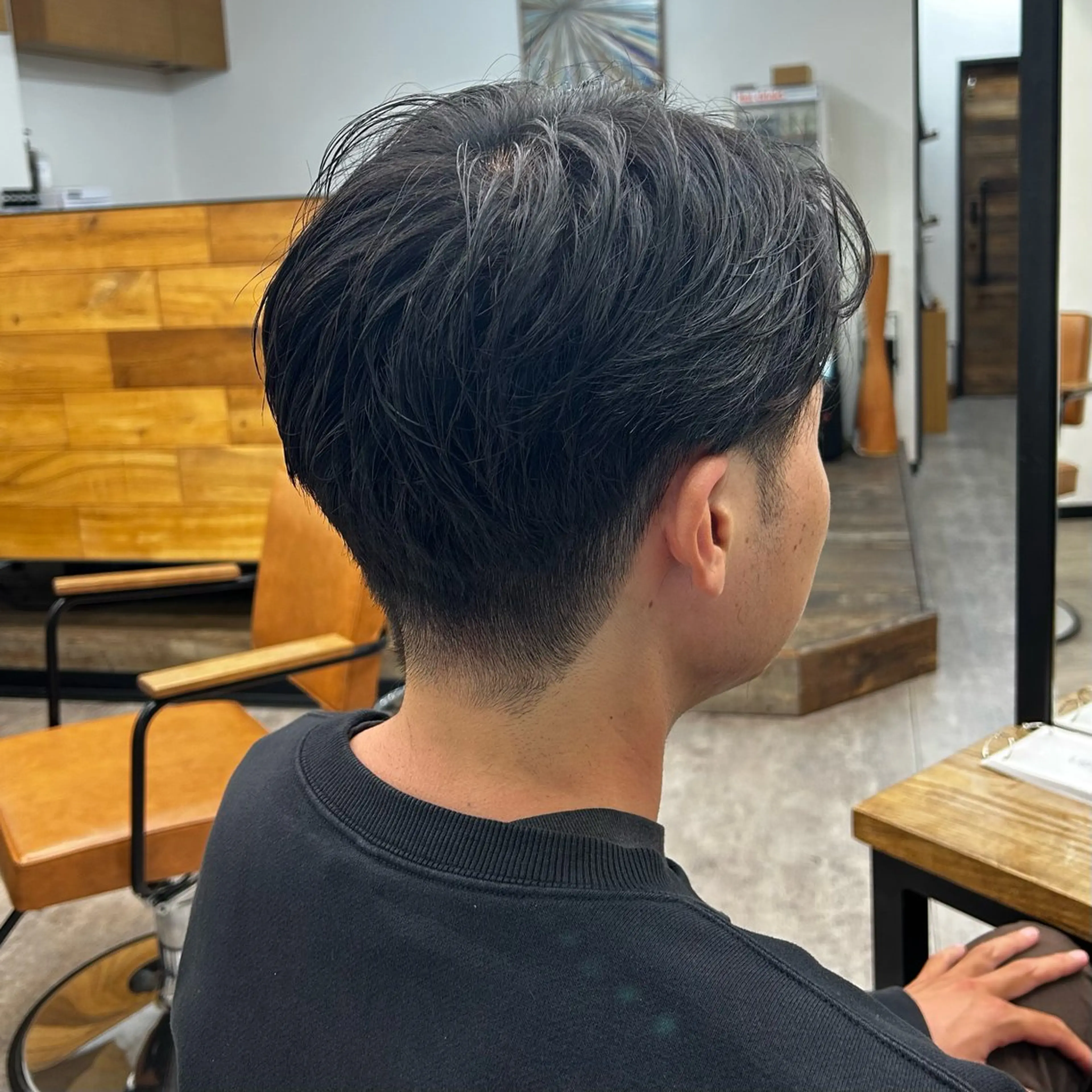 メンズ センターパート 刈り上げ カット 春の透明感カラー／ ハラのヘアスタイル