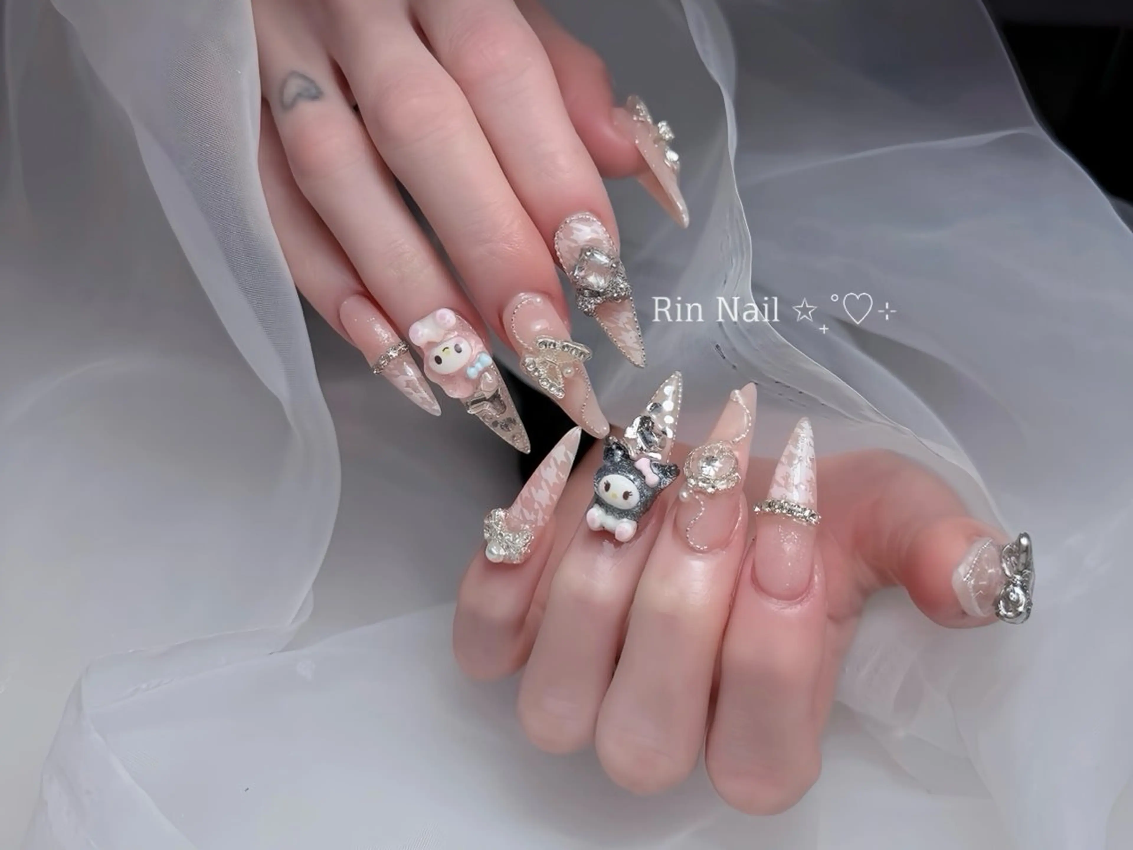 ネイル アートネイル チークネイル ジェルネイル ロングネイル マグネットネイル ハンドネイル Rin Nail 新大久保店のネイルデザイン
