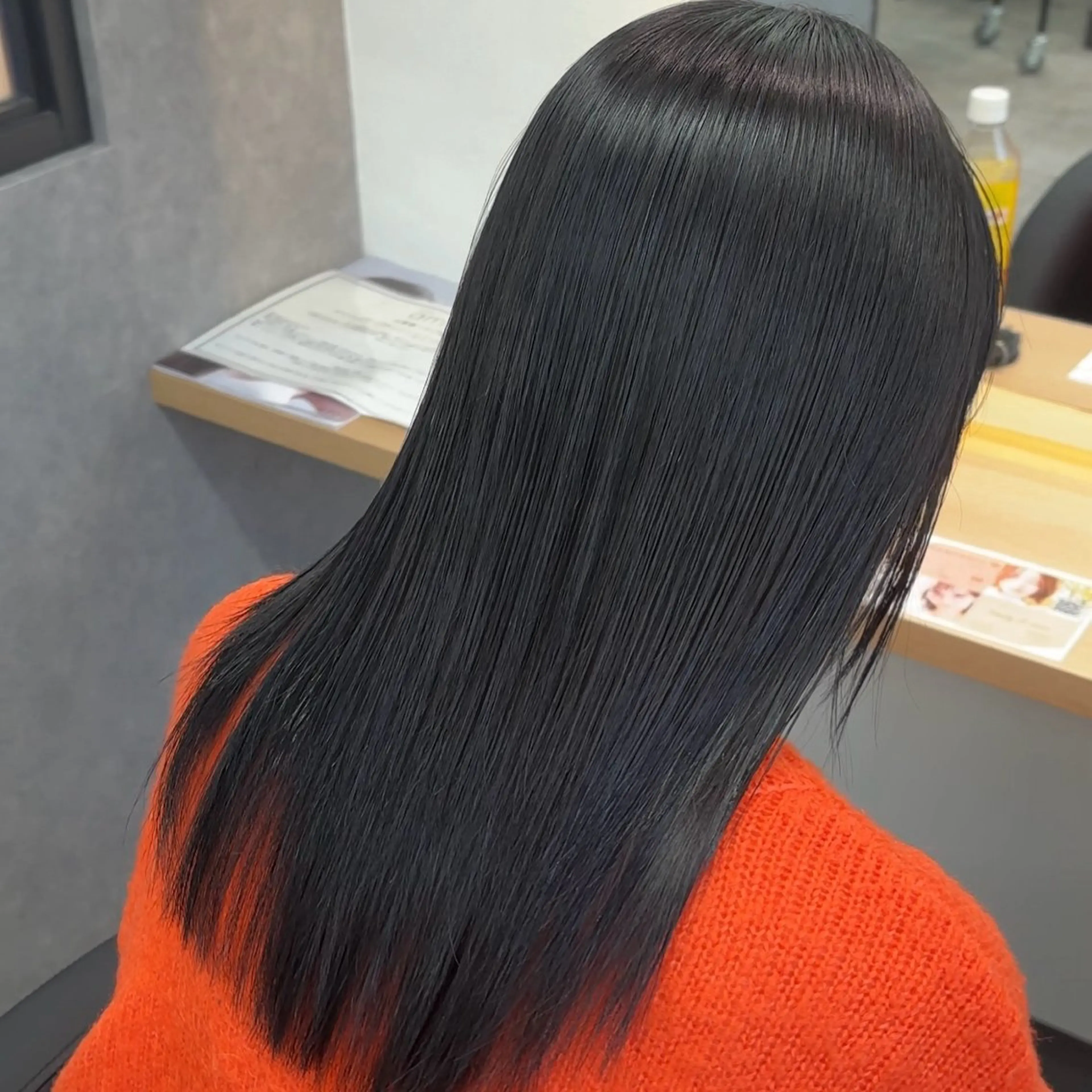 ミディアム カラー 黒髪 ブルーカラー ブルーブラック 髪質改善 縮毛矯正 ネヅ カオルのヘアスタイル