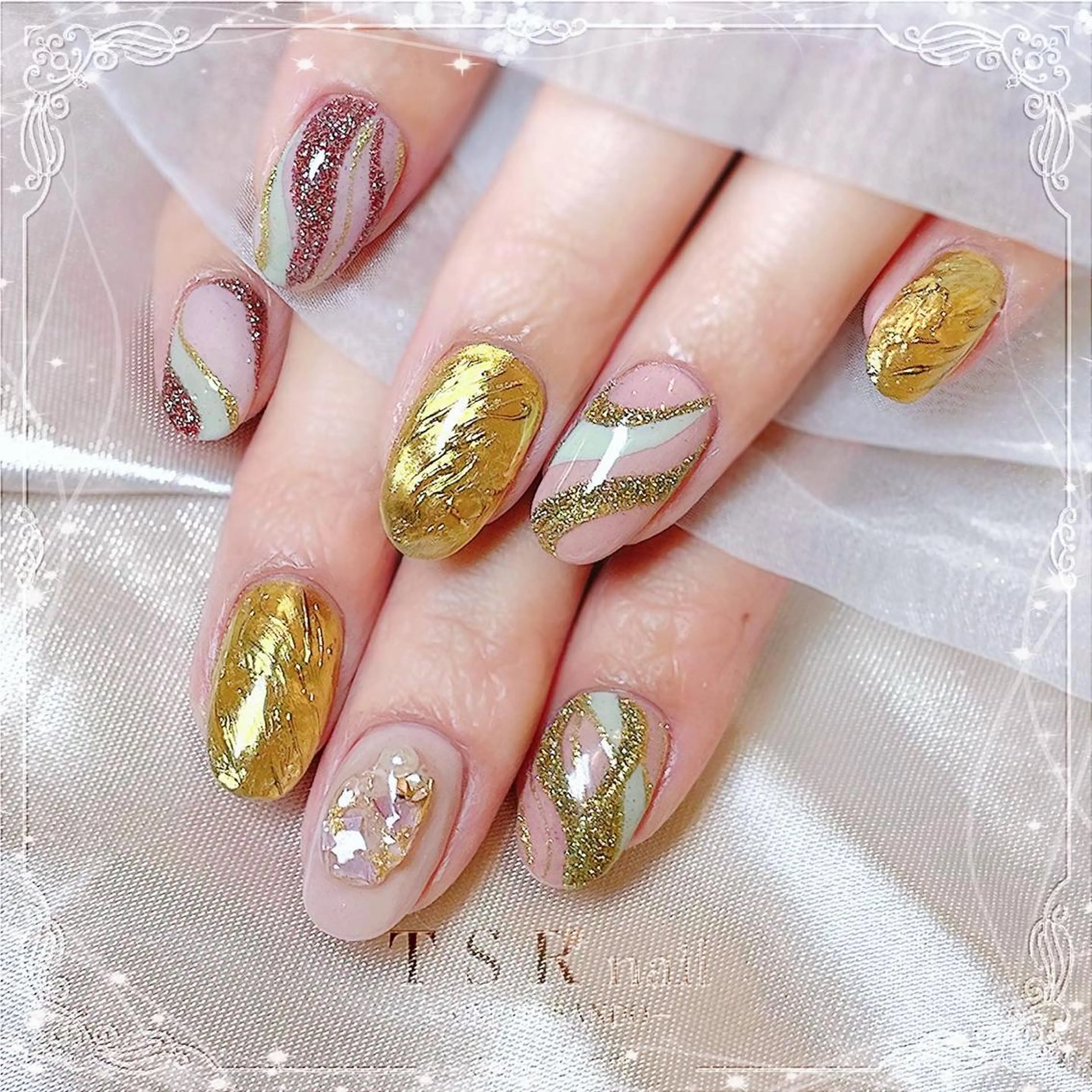 ネイル フラッシュネイル ゴールド キラキラネイル ラメ(グリッター) ミラーネイル ハンドネイル ハンドケア 爪咲 りり花のネイルデザイン