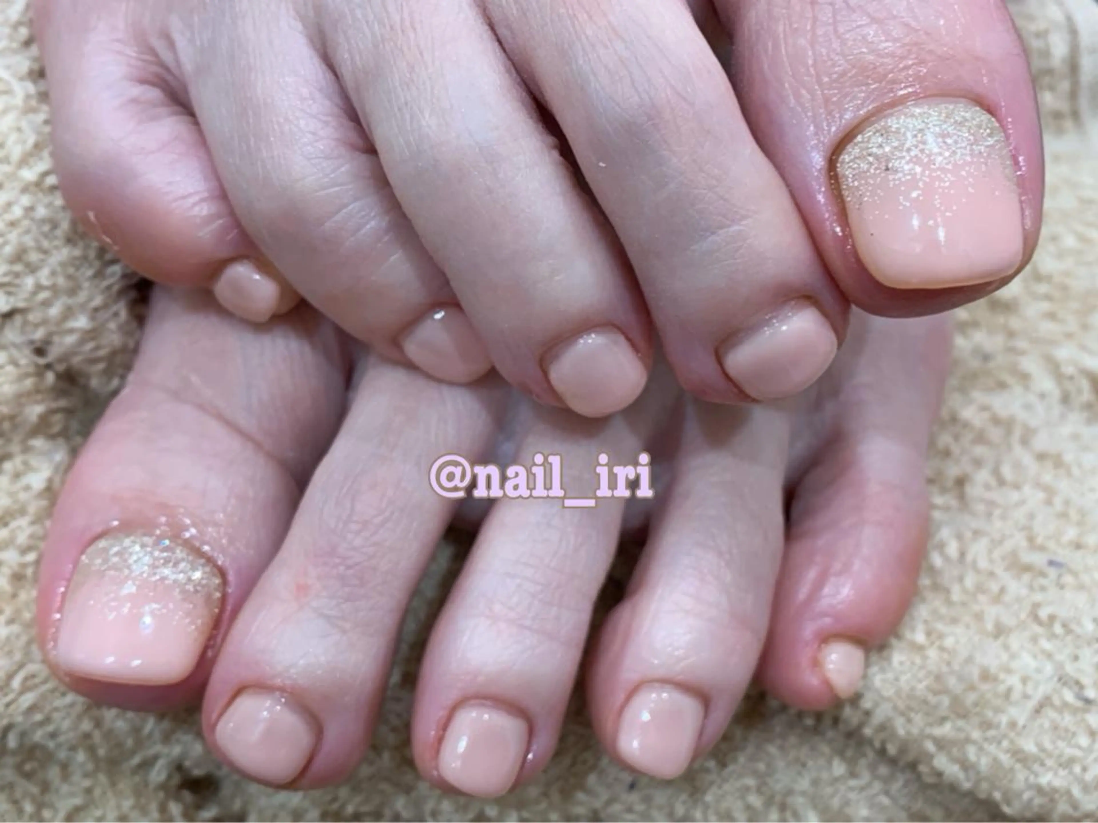 ネイル フットネイル ラメ(グリッター) ラメグラデーション フットネイル 中川 愛理のネイルデザイン
