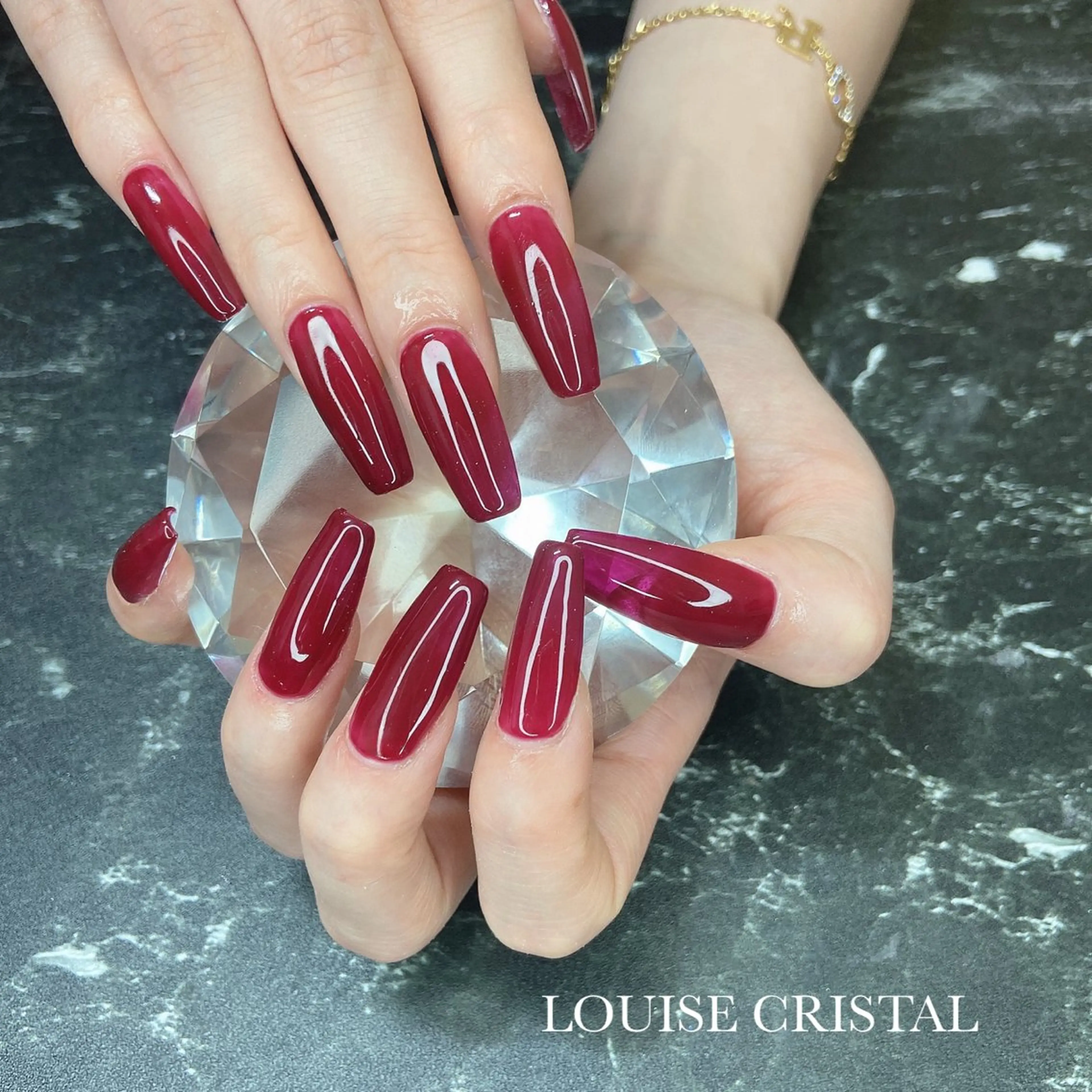 ネイル ボルドー ハンドネイル LOUISE CRYSTALのネイルデザイン