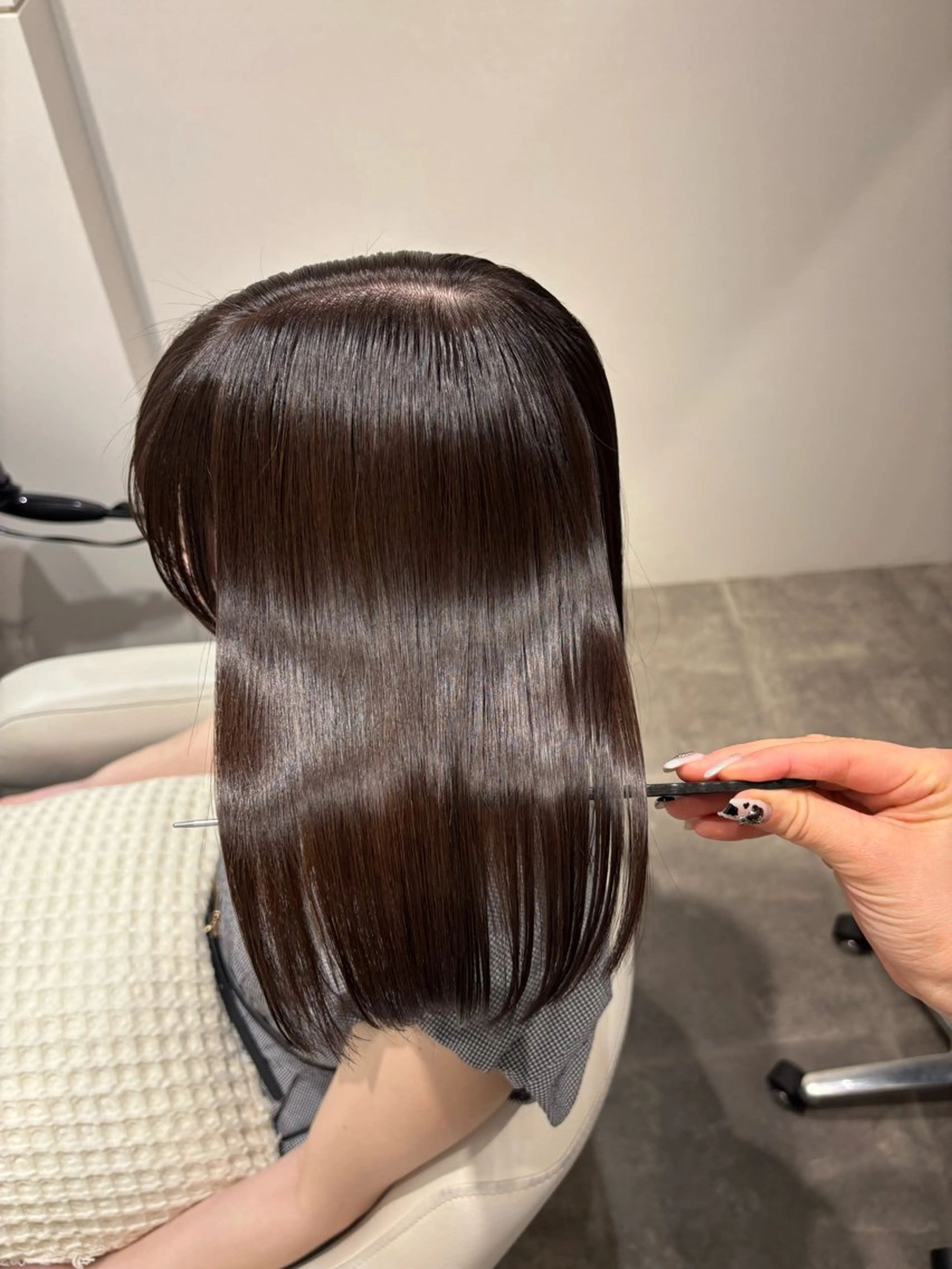 ミディアム カット 縮毛矯正 トリートメント 美髪ヘア 🤍erikaのヘアスタイル