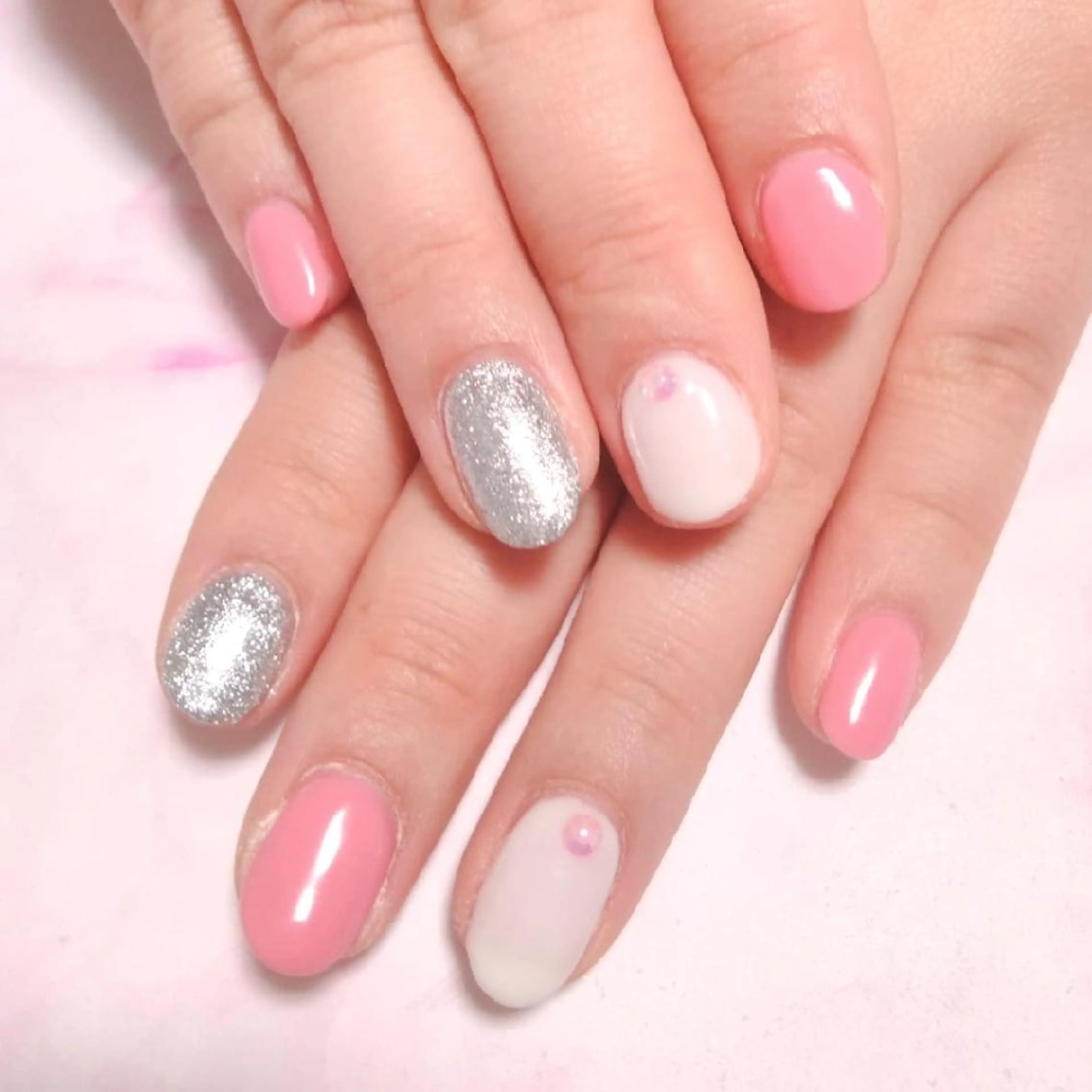 ネイル エステとネイル ローズコンフォートのネイルデザイン