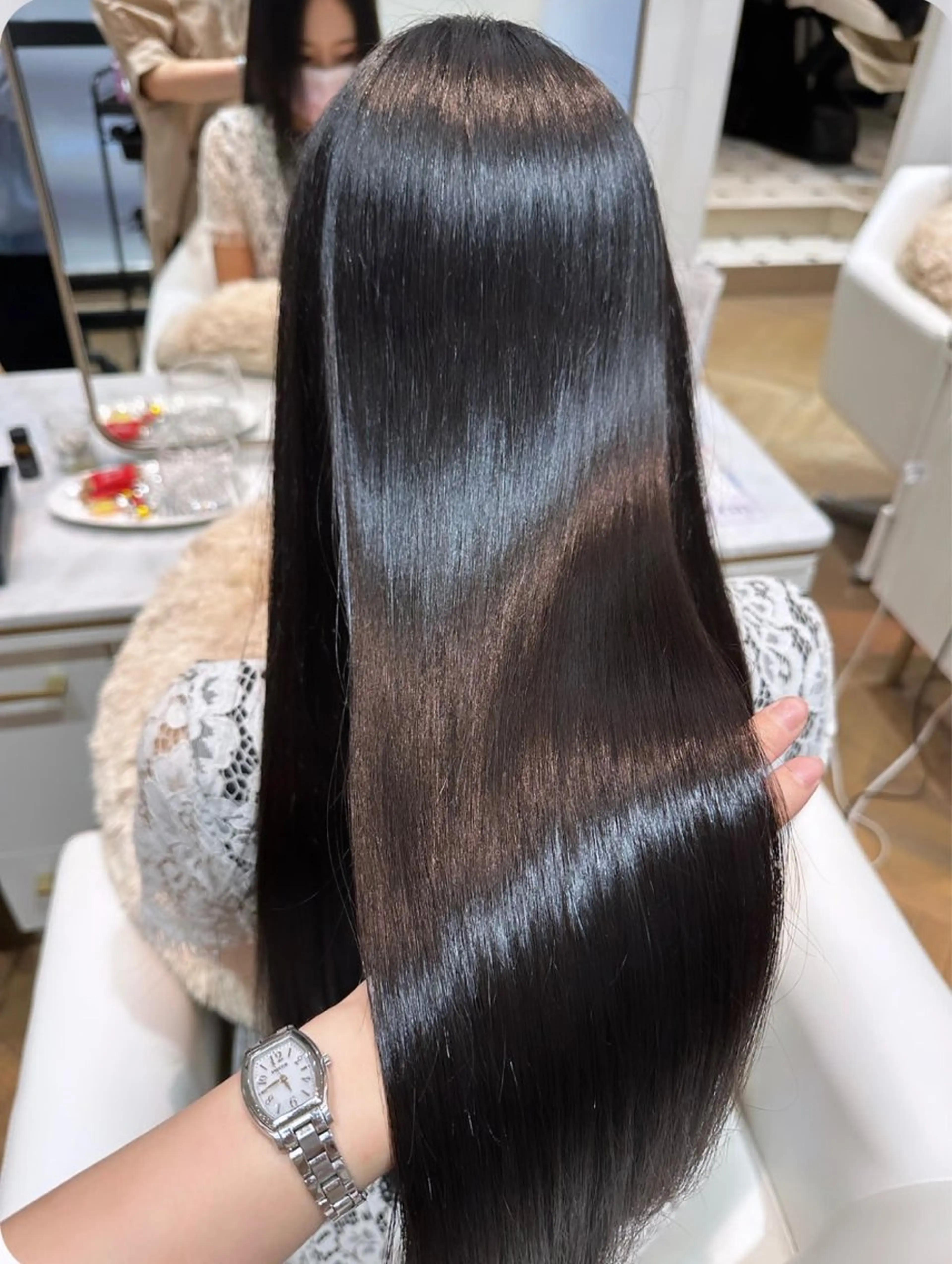 🪞ナチュラルな美髪ストレートヘアの写真