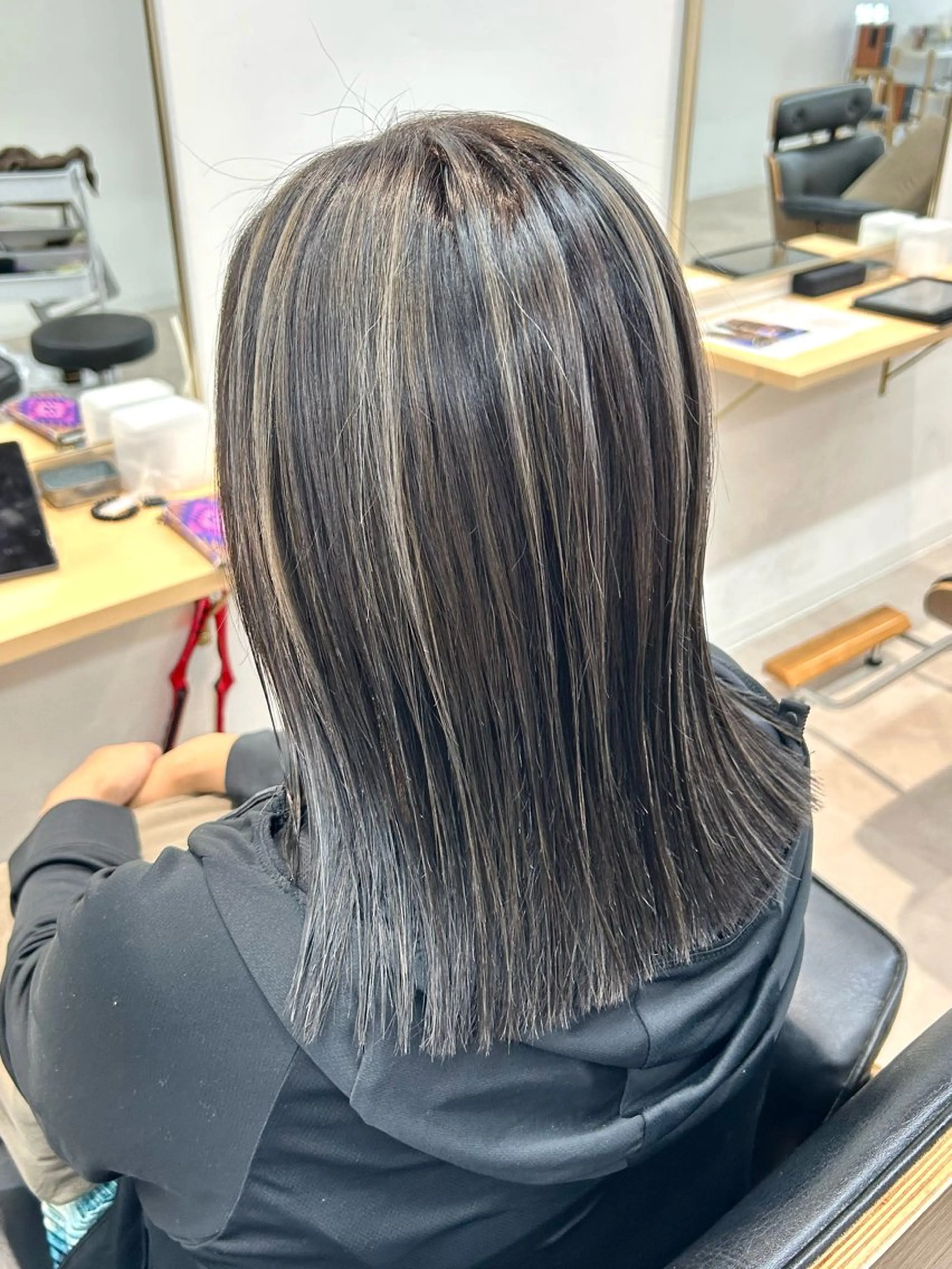 セミロング カラー グレージュ ハイライトカラー ハイライト カット ヘアカラー トリートメント 艶カラー/レイヤー/ ハイトーン/まなみのヘアスタイル