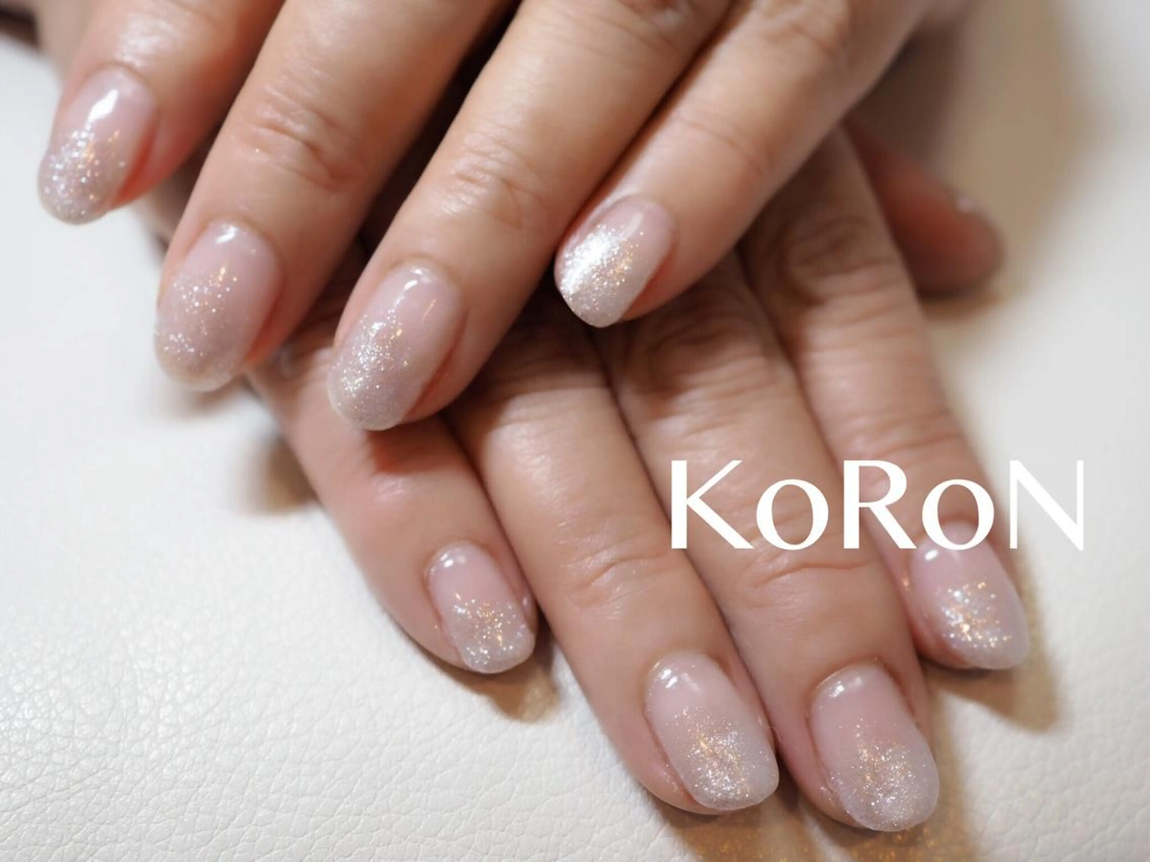 ネイル グラデーション ラメ(グリッター) ラメグラデーション シルバー ホワイト ハンドネイル 自宅サロン鎌倉 KORONのネイルデザイン