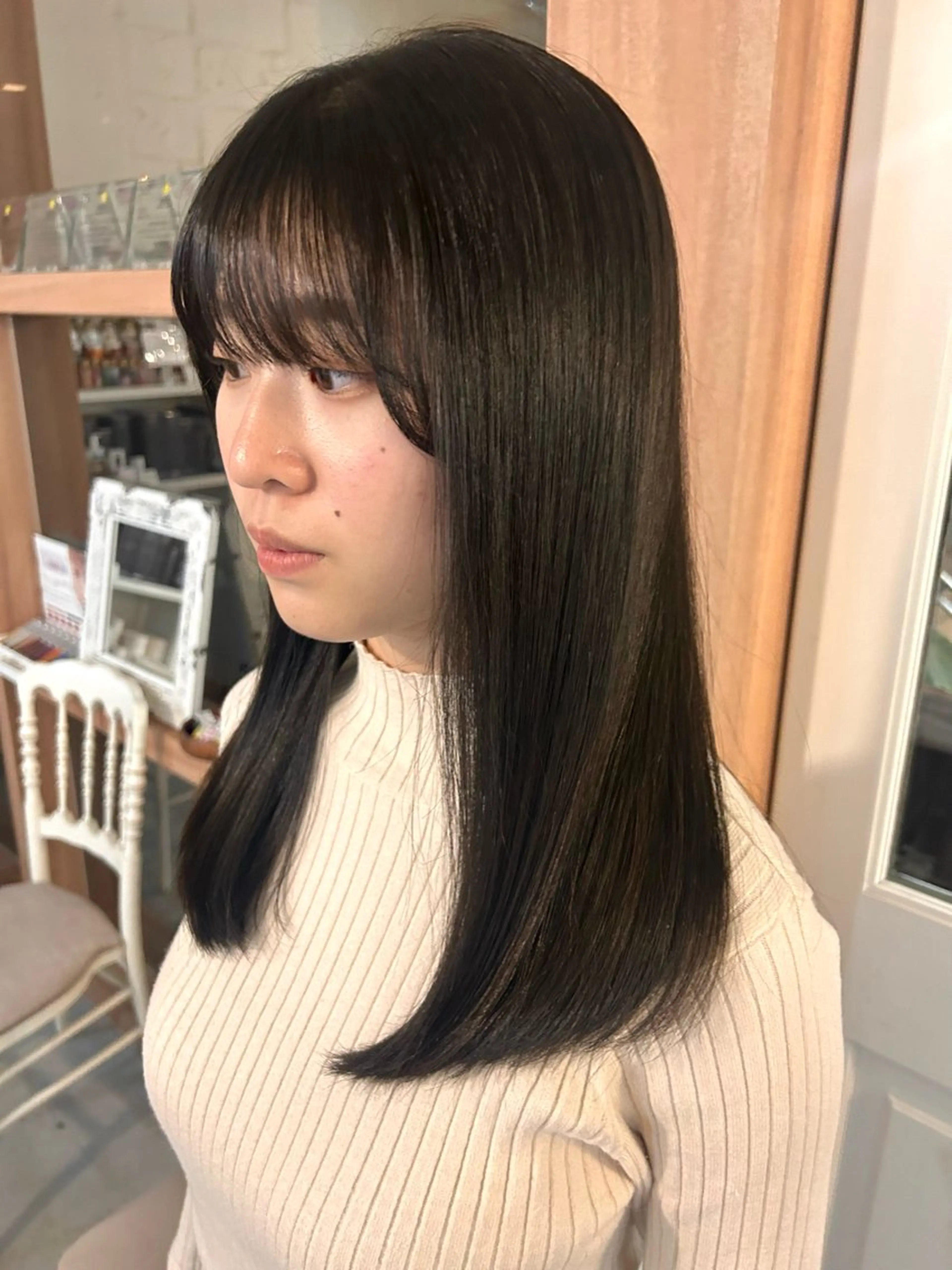セミロング カラー グレージュ オリーブグレージュ オリーブグレー 瀬川 夏緒のヘアスタイル