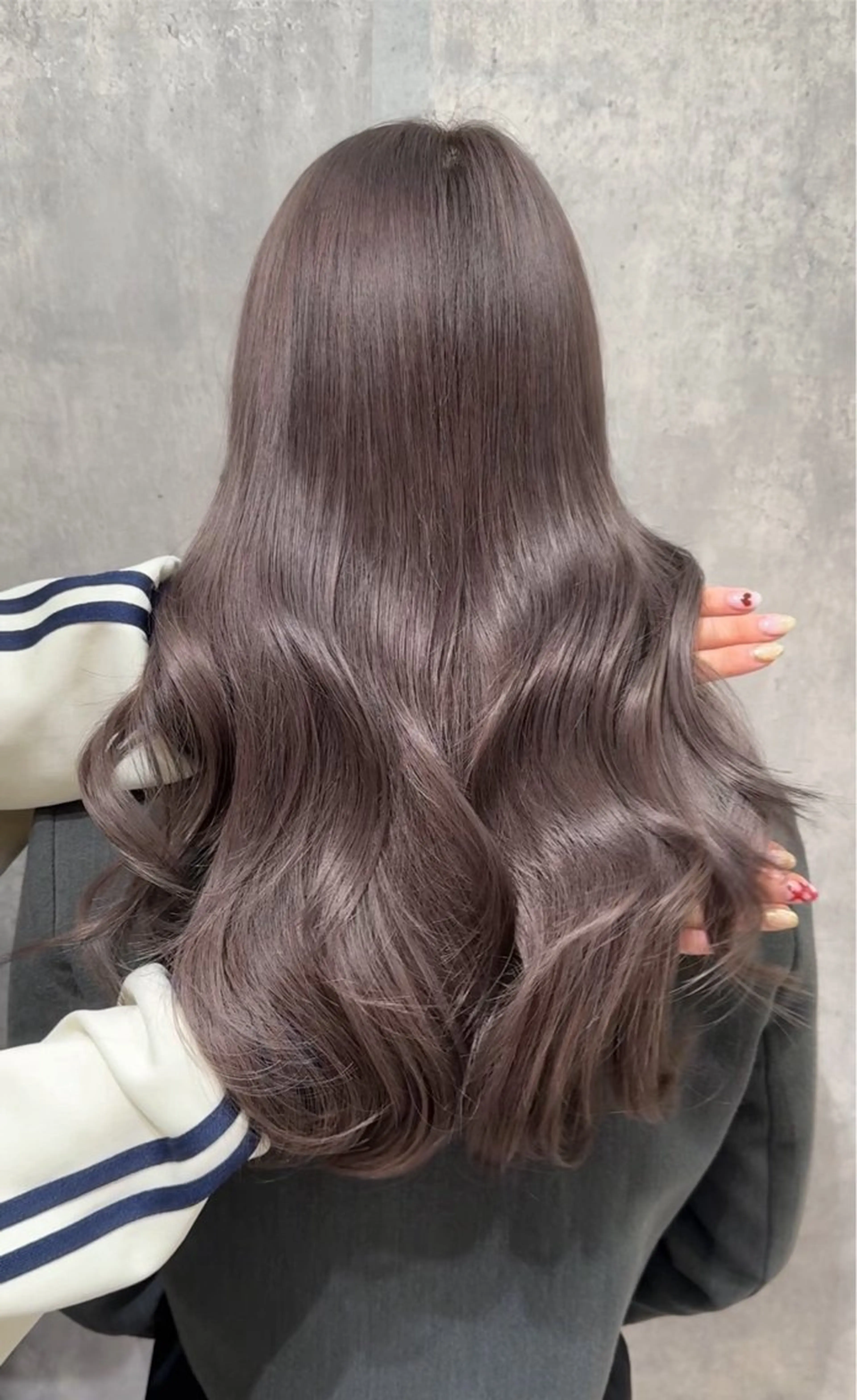 【暗髪卒業で一気に垢抜け✨】ケアブリーチ+透明感カラー+3step高保湿トリートメントの写真