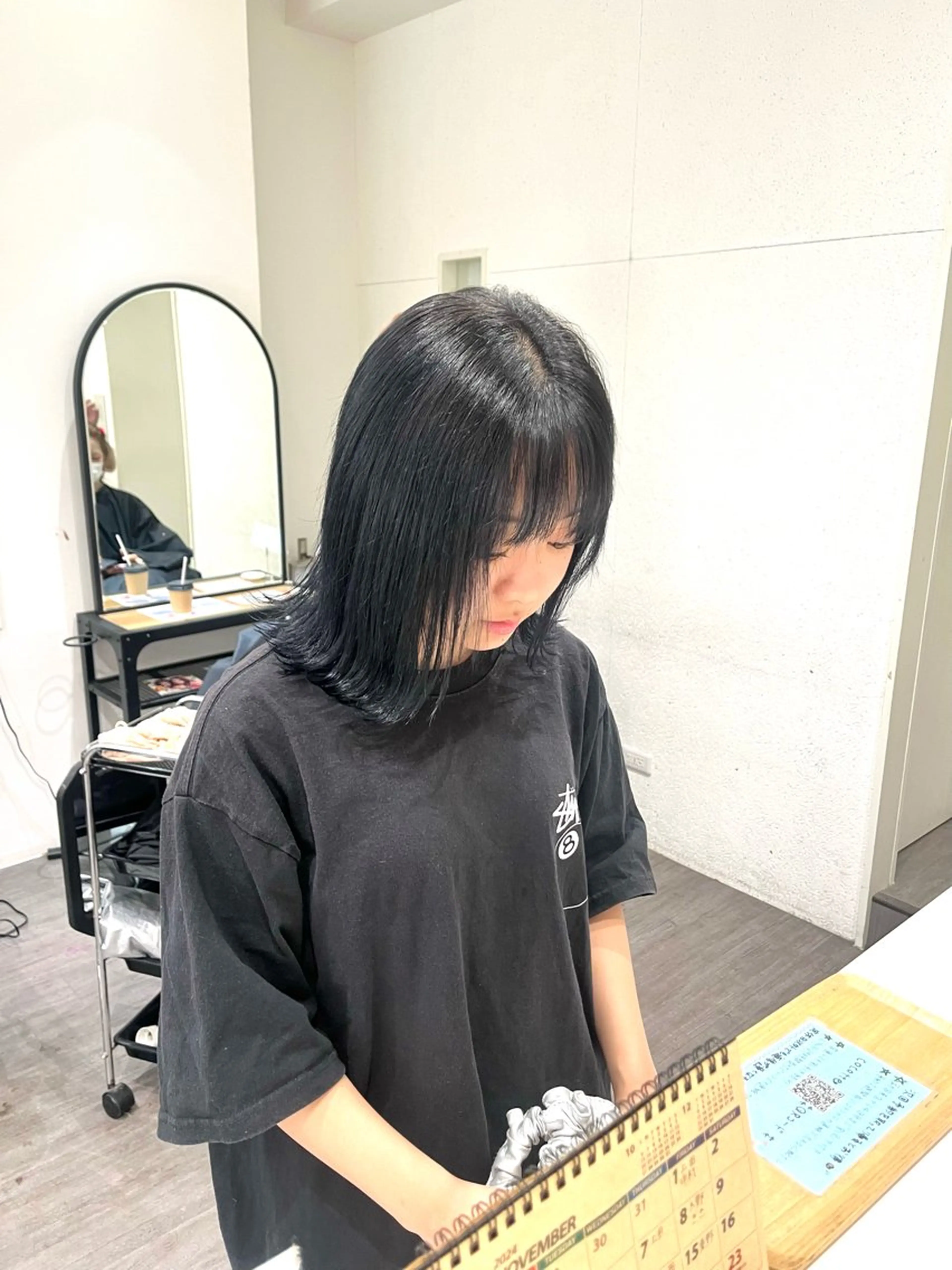 ミディアム カラー 黒髪 ブルーカラー ブルーブラック cocotte🫧 絹村 琴美のヘアスタイル