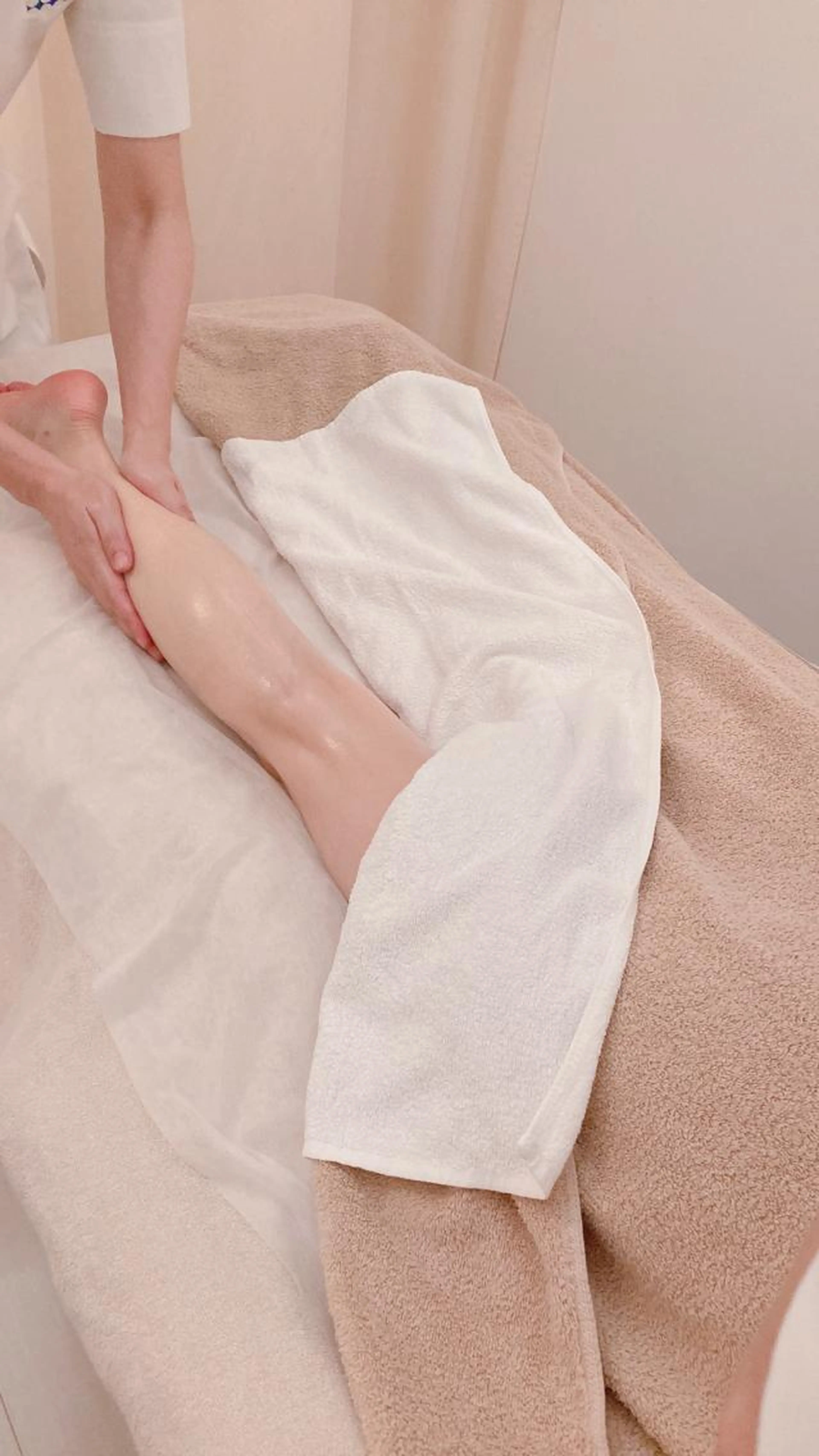 【ひざまわりやふくらはぎ、足裏までのケア】今だけ2回で¥6,600❣️サンダル姿が恥ずかしくないフット&レッグに👣の写真