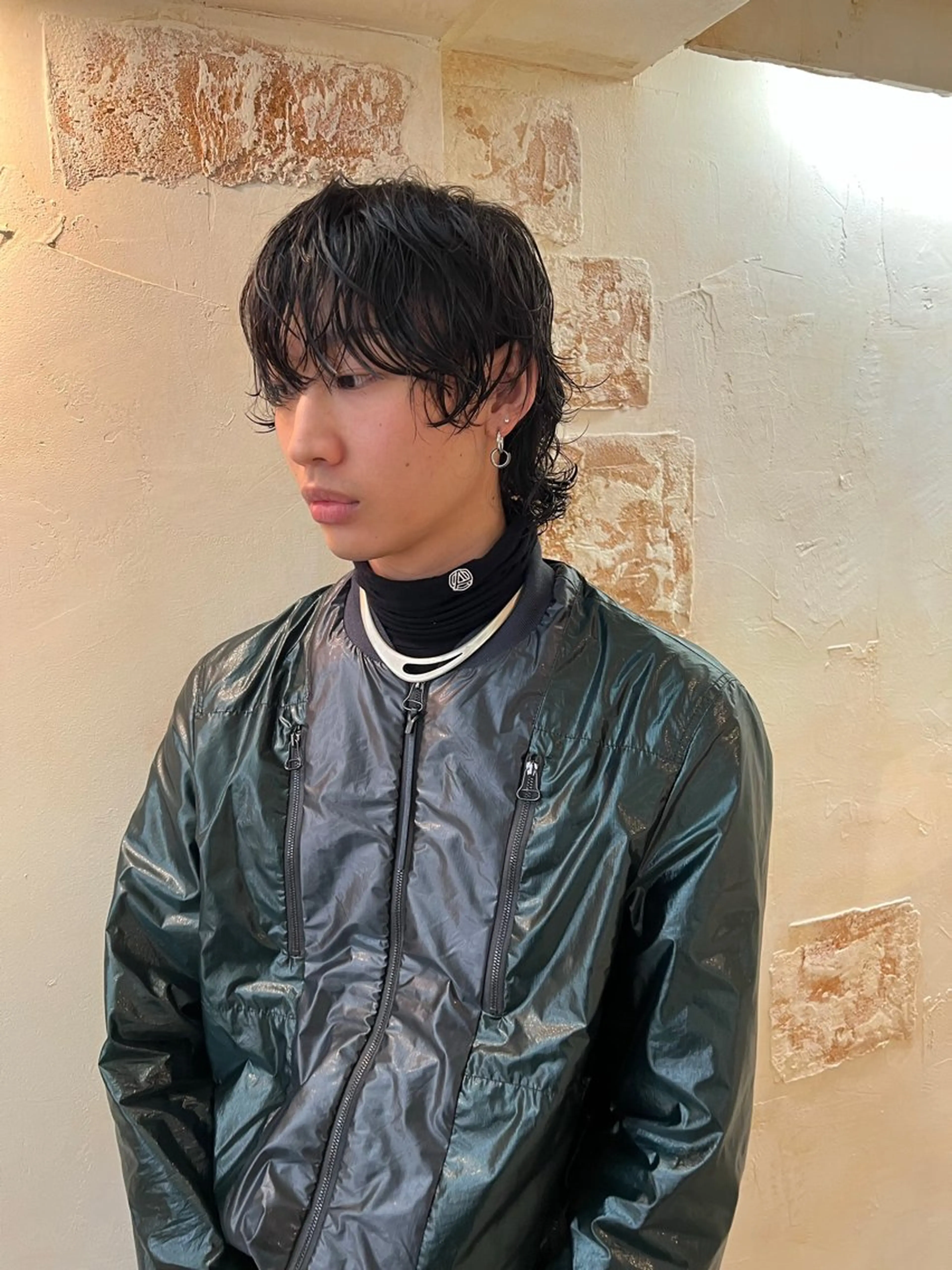 ミディアム パーマ メンズ ミディアムパーマ メンズパーマ メンズウルフカット ウルフカット 退色まで透明感ある ダブルカラー/リクのヘアスタイル