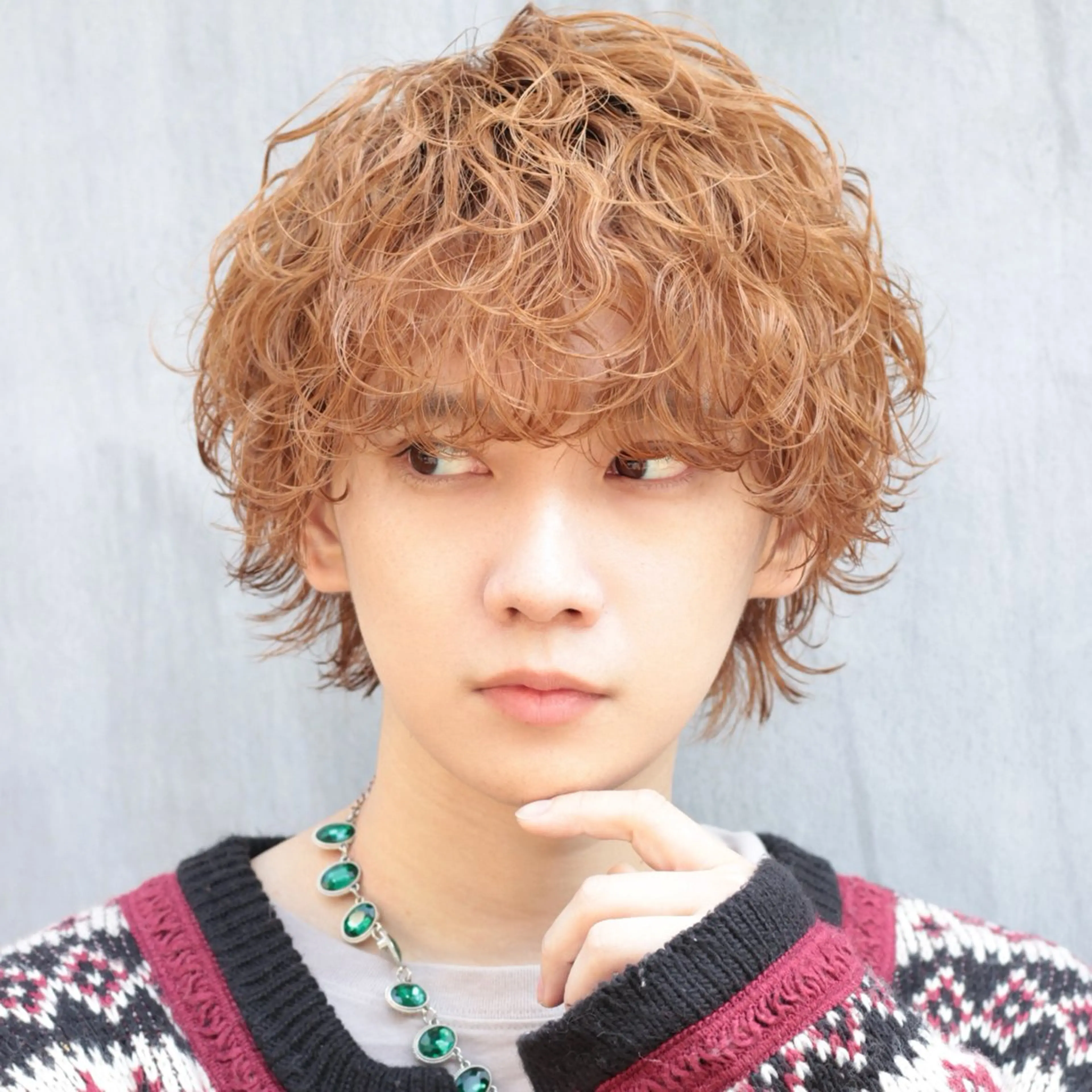 ショート カラー パーマ ヘアアレンジ メンズ メンズブリーチ センターパート メンズハイライト メンズハイトーン マッシュ カット パーマ トリートメント ヘッドスパ ヘアセット スパイキー/フェザー /波巻き/かいとのヘアスタイル