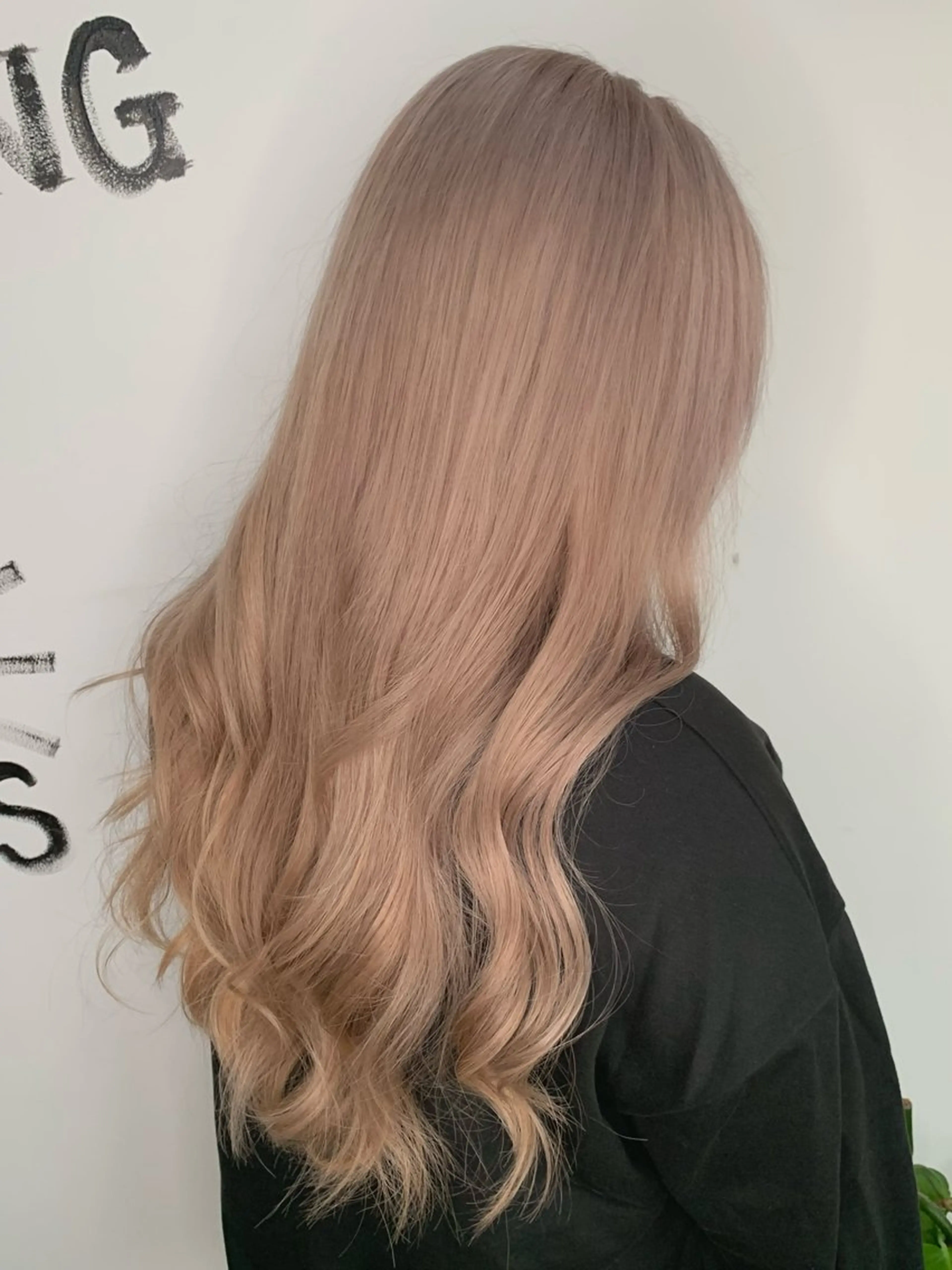 ロング カラー ベージュカラー ミルクティーベージュ ヘアカラー トリートメント エクステ 小笠原 菜緒のヘアスタイル