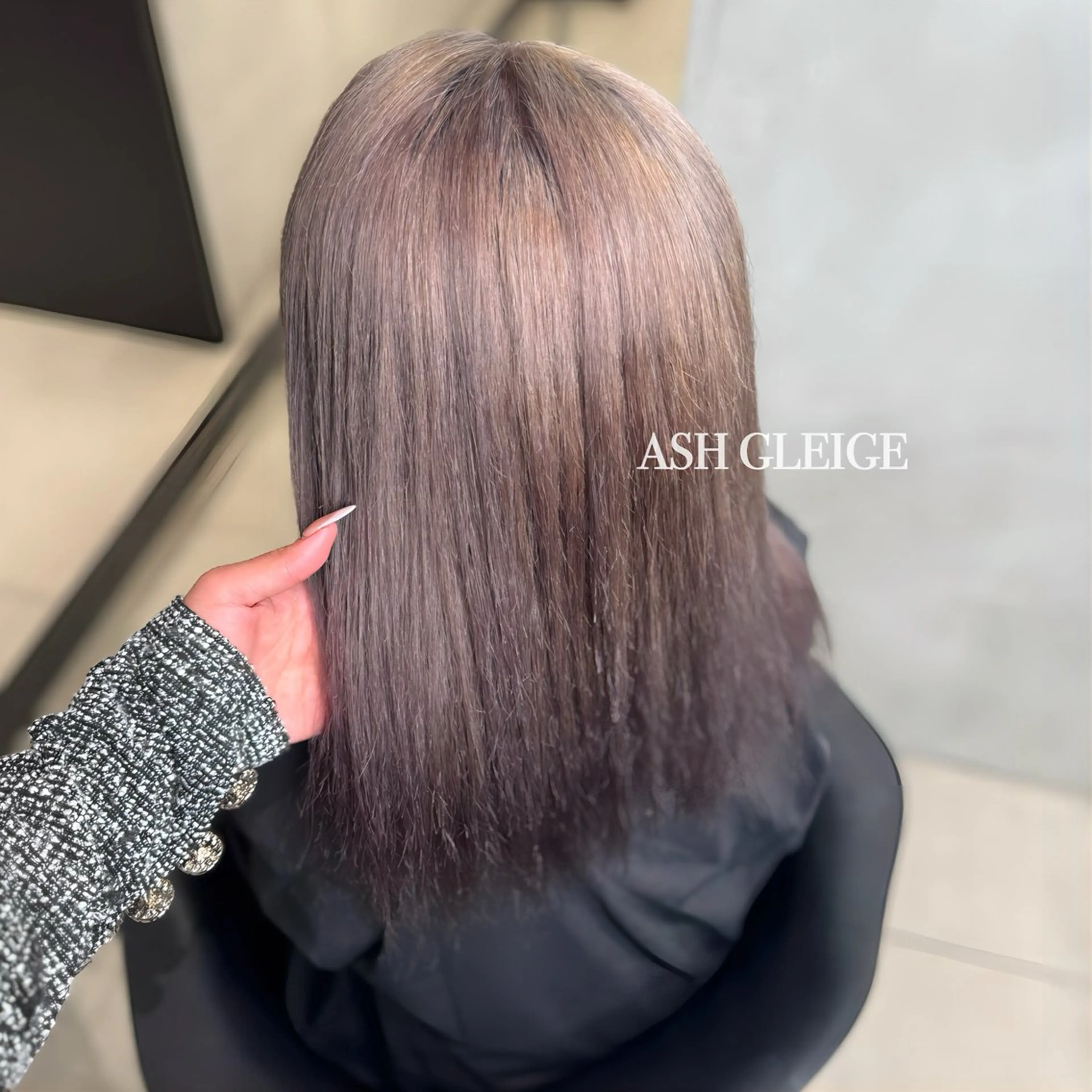セミロング カラー アッシュ アッシュグレー アッシュグレージュ グレージュ ヘアカラー 大阪 梅田/ ハイトーン/エクステのヘアスタイル