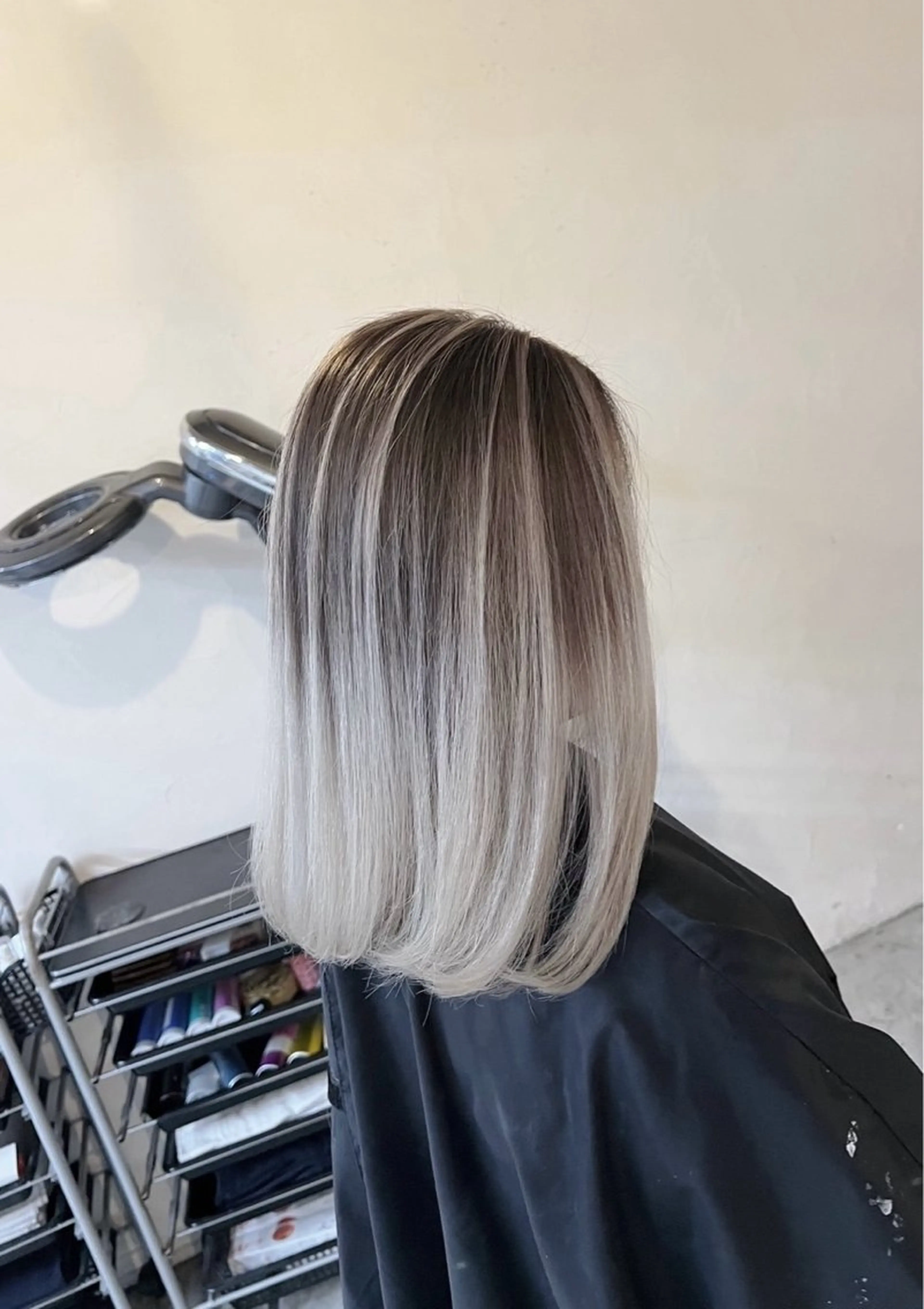 ミディアム カラー バレイヤージュ シルバー ホワイトシルバー レイヤーカット ヘアカラー トリートメント 指名数No.1 /NAOYAのヘアスタイル