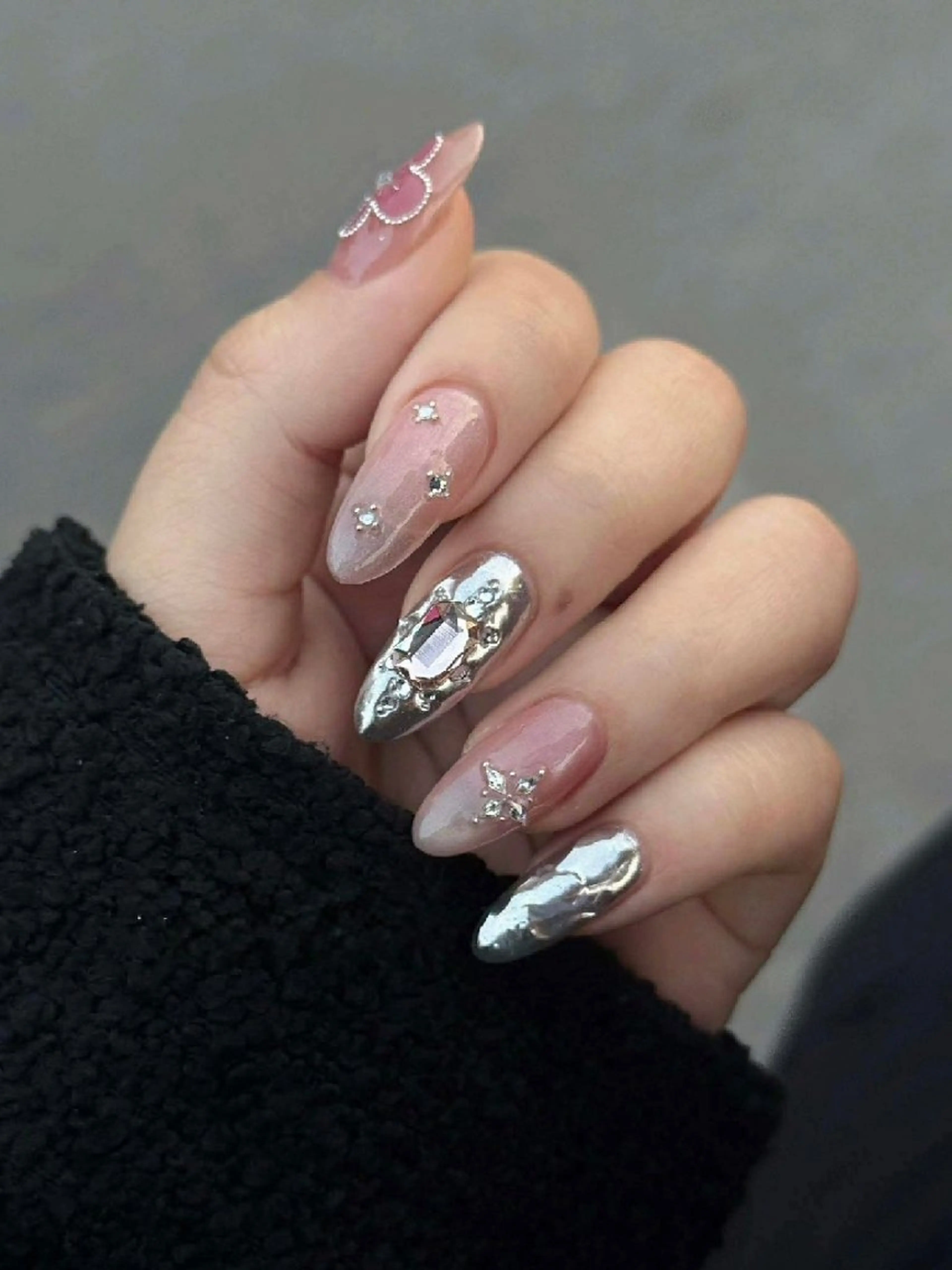 こちらのコースは、パーツが多いデザインや複雑なアート、技術時間が長くなるネイルをご希望の方におすすめです。の写真