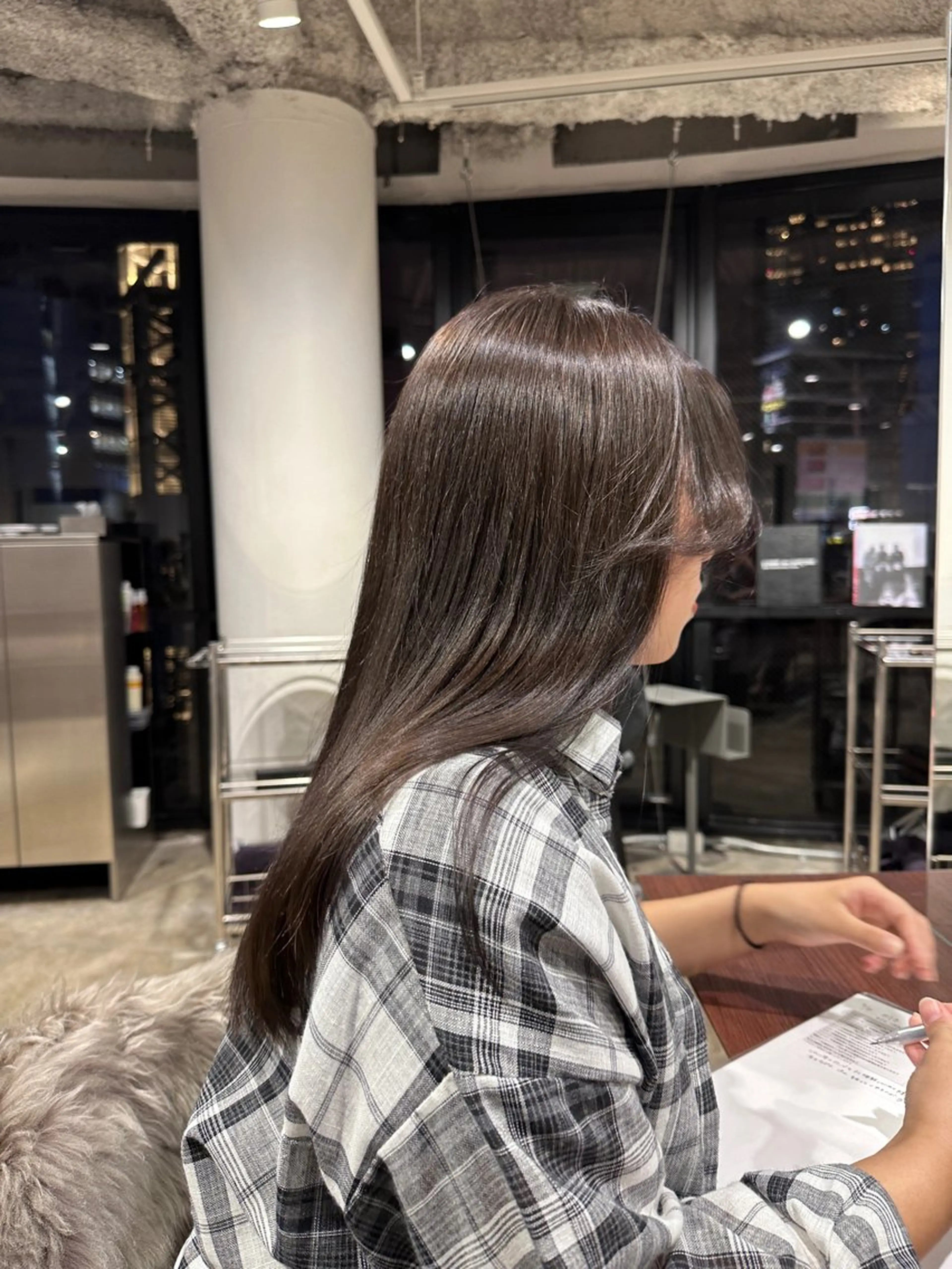 ロング カラー アッシュ アッシュブラウン ブラウンカラー 透明感カラー/顔周り レイヤー/髪質改善のヘアスタイル