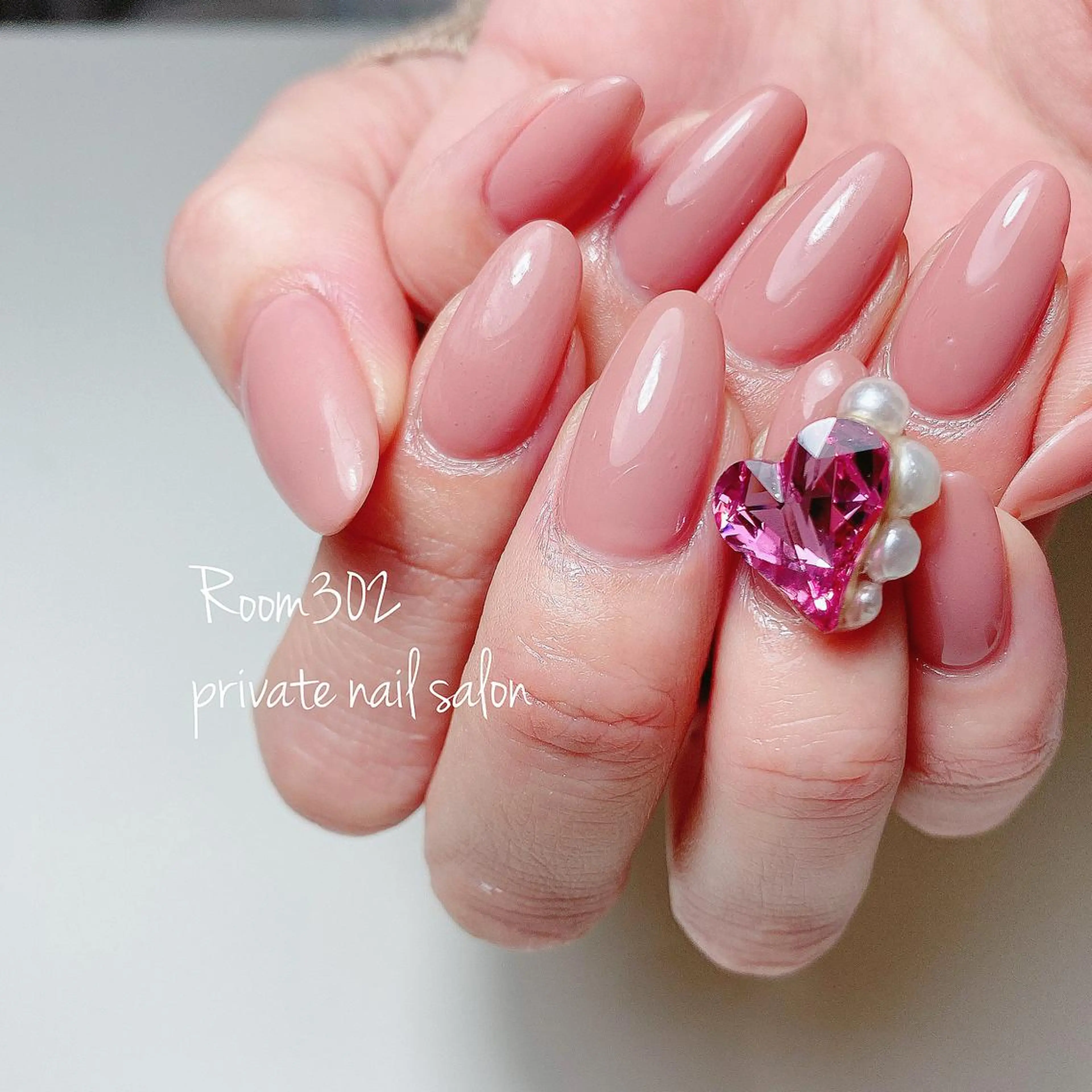 ネイル ハート ストーンネイル ハンドネイル Room 302のネイルデザイン