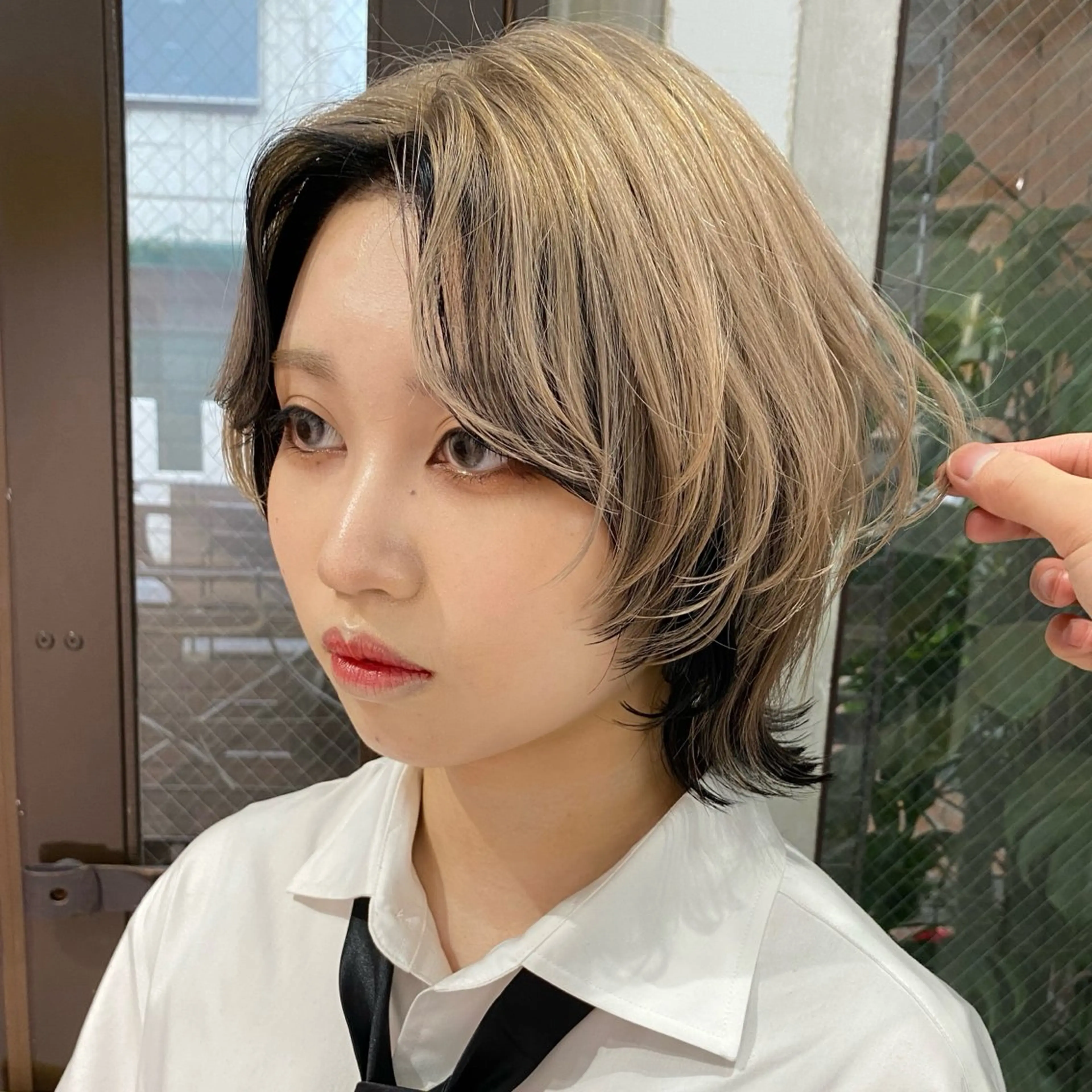 ショート カラー ベージュカラー ブリーチ ハイトーンカラー ハイトーンベージュ TOMOYA/ ショート、レイヤーのヘアスタイル