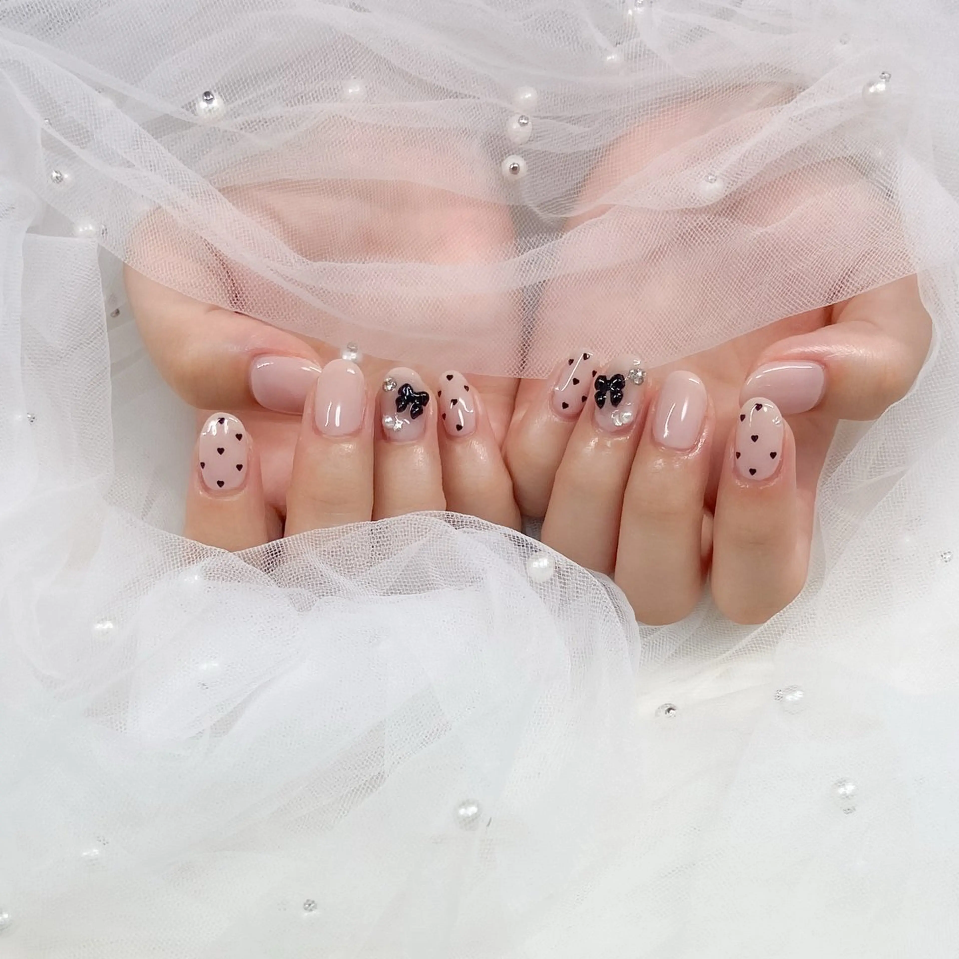 ネイル ドット ガーリー キラキラネイル ピンク リボン ハンドネイル べルミエール sakiのネイルデザイン